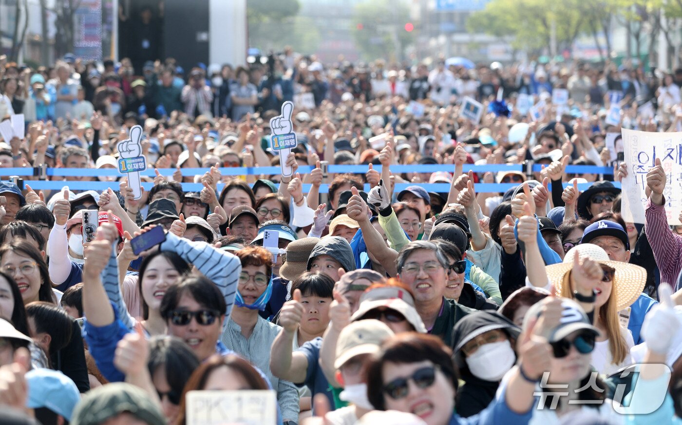 본문 이미지 - 더불어민주당 이재명 후보가 1일 울산 동구를 찾아 막바지 유세에 나섰다. 울산 동구 일산해수욕장에는 이 후보를 응원하는 지지자들로 가득 메워졌다.2025.6.1/뉴스1 ⓒNews1 김지혜 기자