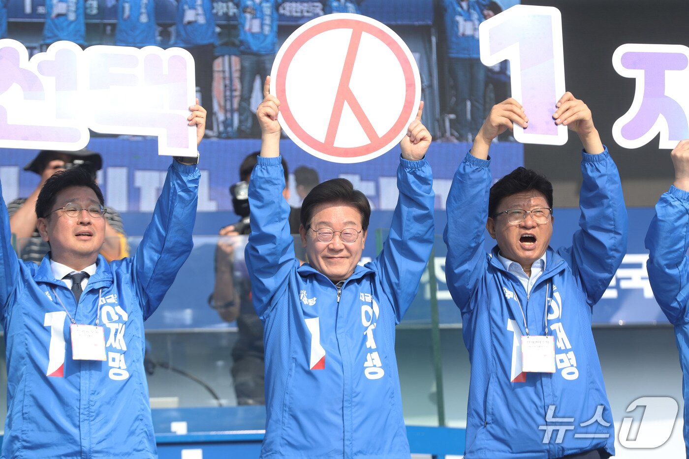 본문 이미지 - 더불어민주당 이재명 후보가 제21대 대통령선거 본투표를 앞둔 마지막 주말인 1일 울산 동구를 찾아 투표를 독려하고 있다.2025.6.1/뉴스1 ⓒNews1 김지혜 기자