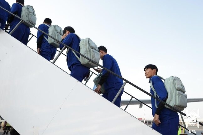 본문 이미지 - 전세기를 이용하는 축구대표팀&#40;대한축구협회 제공&#41; 