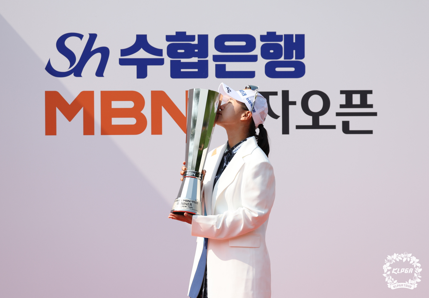 (서울=뉴스1) 민경석 기자 = 프로골퍼 정윤지가 1일 경기 양평군 더스타휴에서 열린 ' Sh수협은행 MBN 여자오픈' 파이널 라운드에서 우승을 거둔 뒤 트로피에 입맞추고 있다.( …