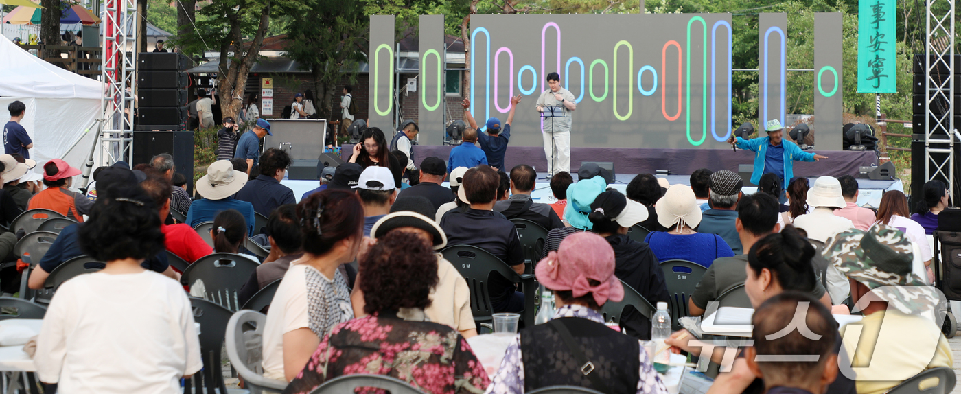 (전주=뉴스1) 유경석 기자 = 2025 전주 단오 축제 마지막 날인 1일 전북 전주시 덕진공원 일원에 마련된 행사장에 시민들의 발길이 이어지고 있다. 2025.6.1/뉴스1