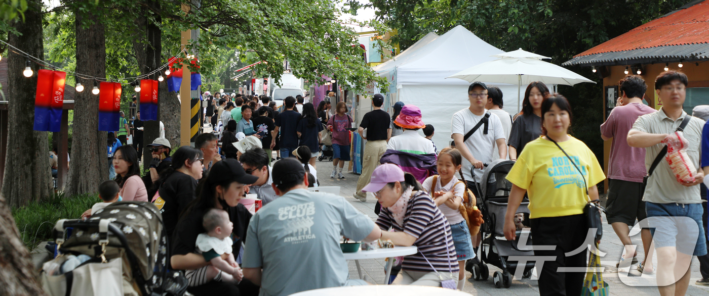(전주=뉴스1) 유경석 기자 = 2025 전주 단오 축제 마지막 날인 1일 전북 전주시 덕진공원 일원에 마련된 행사장에 시민들의 발길이 이어지고 있다. 2025.6.1/뉴스1