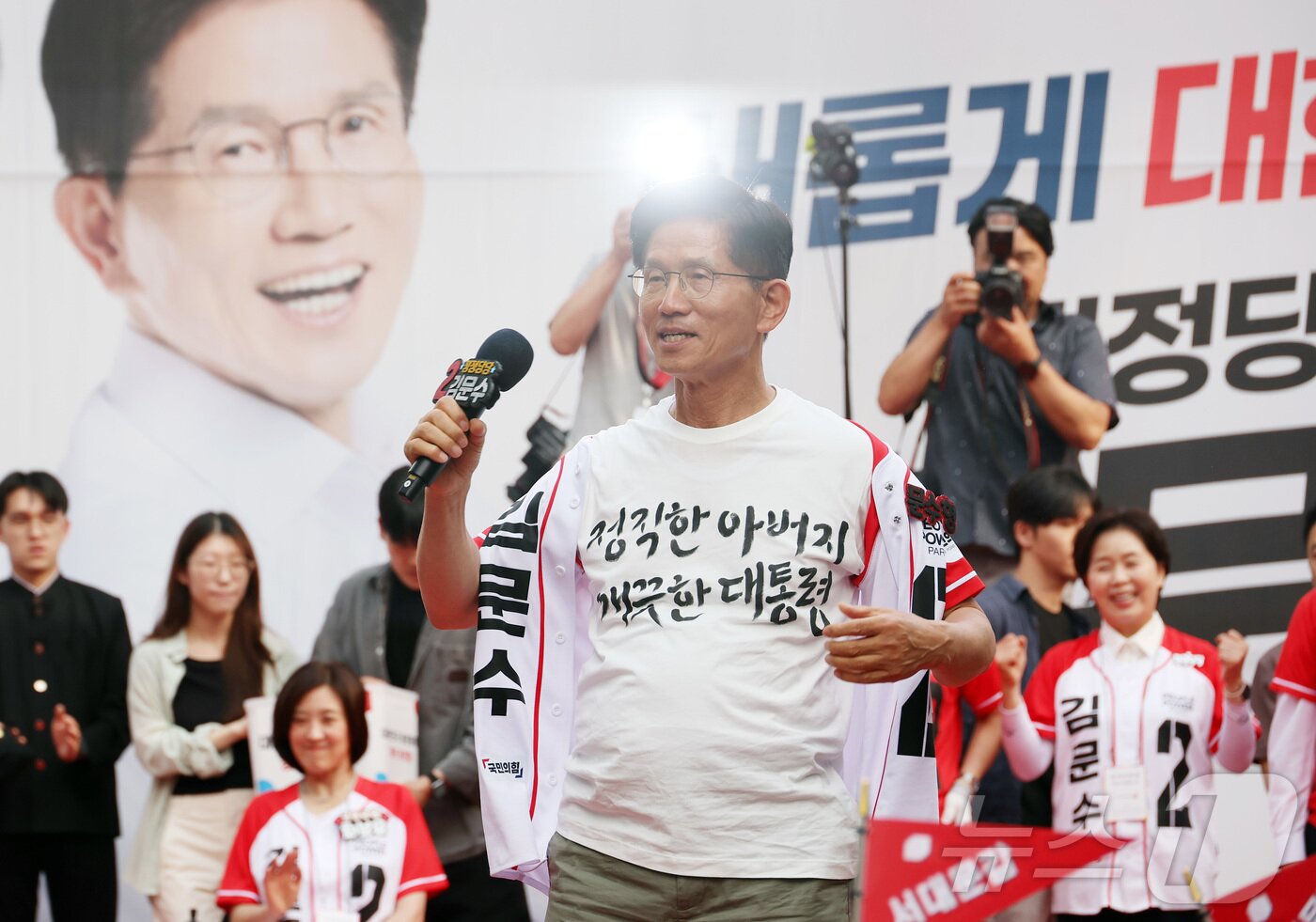 본문 이미지 - 김문수 국민의힘 대통령 후보가 1일 오후 서울 서대문구 신촌역 앞 집중유세에서 시민들에게 지지를 호소하고 있다.&#40;공동취재&#41; 2025.6.1/뉴스1 ⓒ News1 이광호 기자