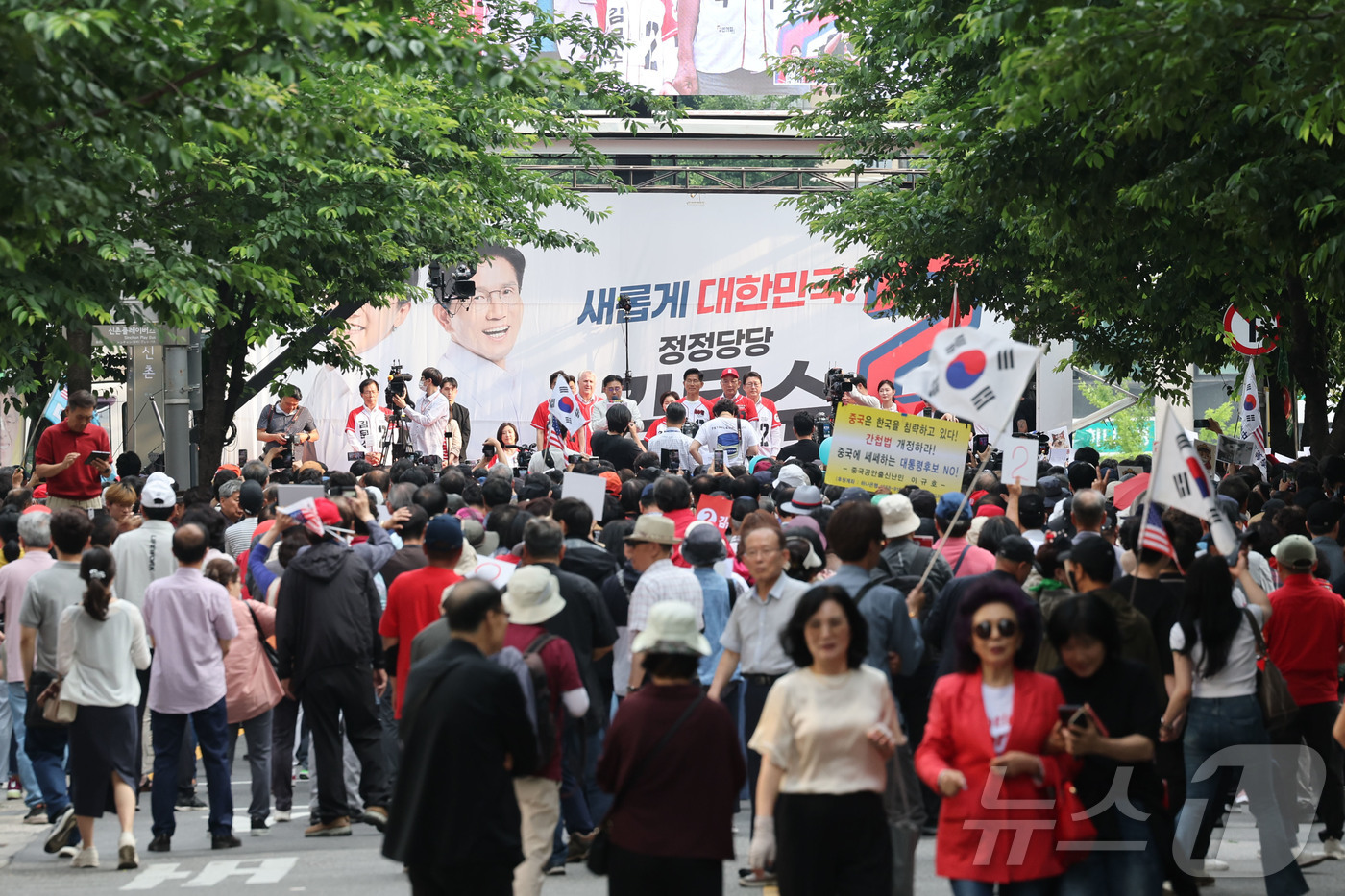 (서울=뉴스1) 이광호 기자 = 김문수 국민의힘 대통령 후보가 1일 오후 서울 서대문구 신촌역 앞 집중유세에서 시민들에게 지지를 호소하고 있다.(공동취재) 2025.6.1/뉴스1