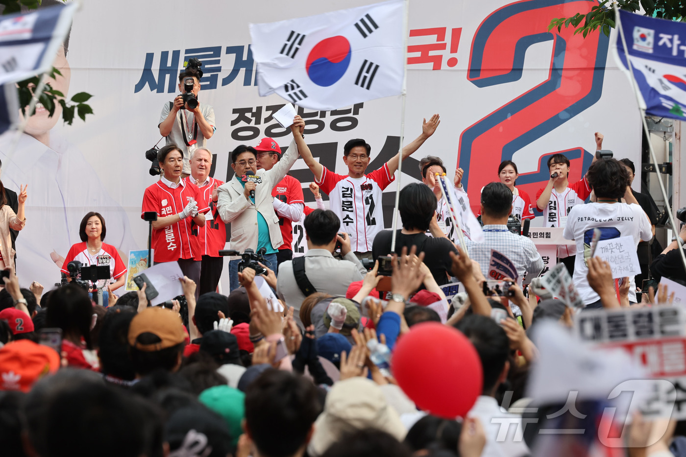 (서울=뉴스1) 이광호 기자 = 김문수 국민의힘 대통령 후보가 1일 오후 서울 서대문구 신촌역 앞 집중유세에서 전병헌 새미래민주당 대표와 함께 시민들을 향해 지지를 호소하고 있다. …