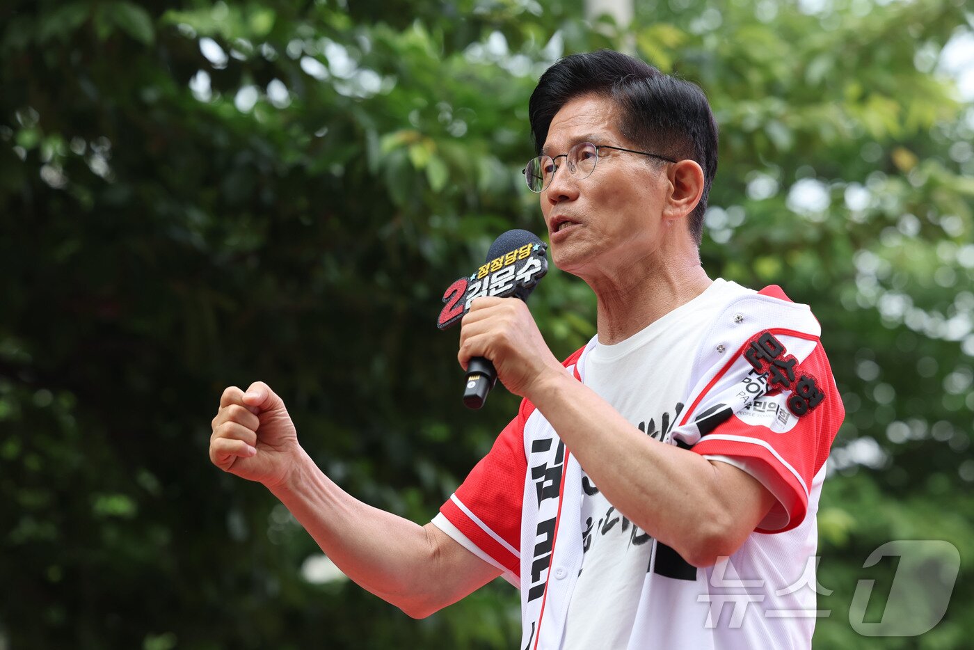 본문 이미지 - 김문수 국민의힘 대통령 후보가 1일 오후 서울 서대문구 신촌역 앞 집중유세에서 시민들에게 지지를 호소하고 있다.&#40;공동취재&#41; 2025.6.1/뉴스1 ⓒ News1 이광호 기자