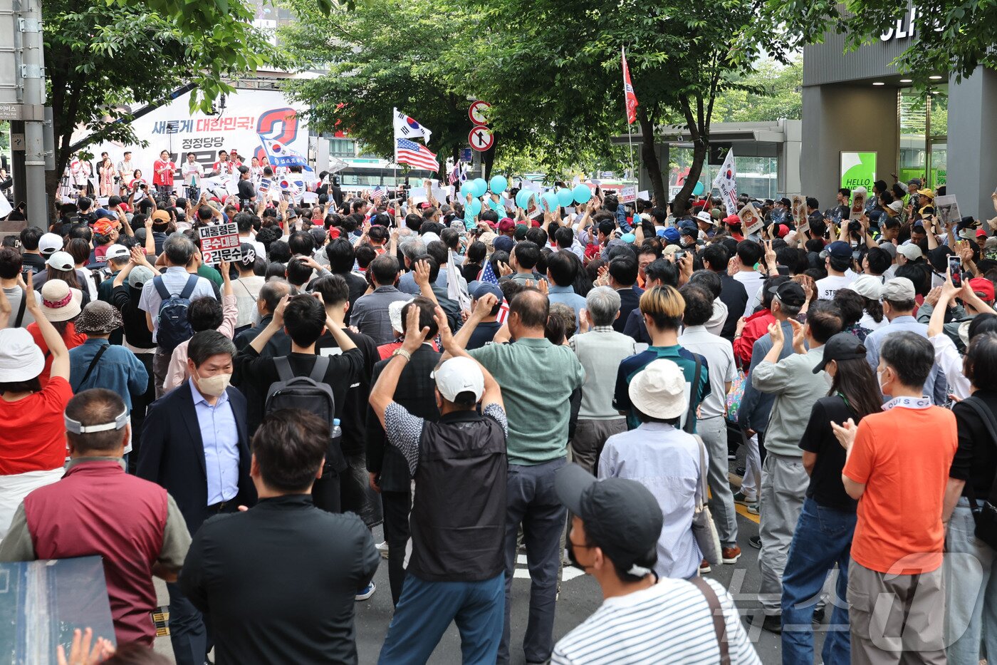 본문 이미지 - 김문수 국민의힘 대통령 후보가 1일 오후 서울 서대문구 신촌역 앞 집중유세에서 시민들에게 지지를 호소하고 있다.&#40;공동취재&#41; 2025.6.1/뉴스1 ⓒ News1 이광호 기자