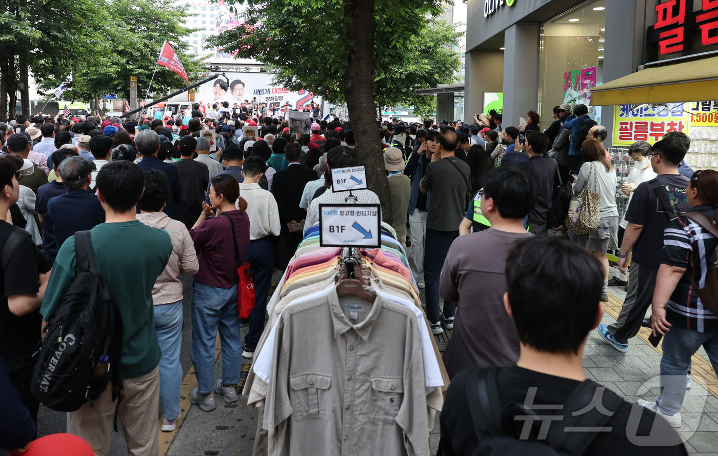 (서울=뉴스1) 이광호 기자 = 김문수 국민의힘 대통령 후보가 1일 오후 서울 서대문구 신촌역 앞 집중유세에서 시민들에게 지지를 호소하고 있다.(공동취재) 2025.6.1/뉴스1