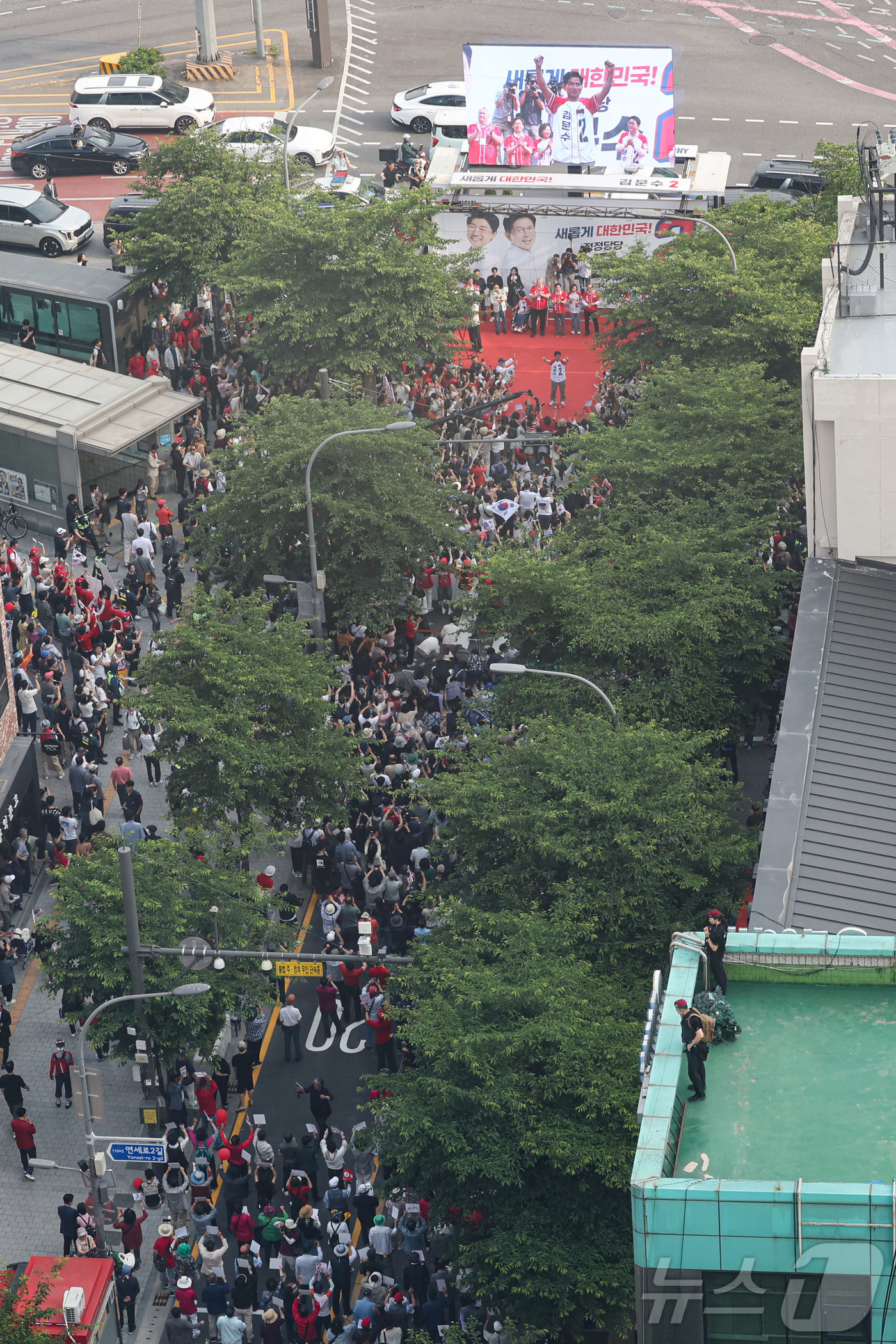 (서울=뉴스1) 이광호 기자 = 김문수 국민의힘 대통령 후보가 1일 오후 서울 서대문구 신촌역 앞 집중유세에서 시민들에게 지지를 호소하고 있다.(공동취재) 2025.6.1/뉴스1