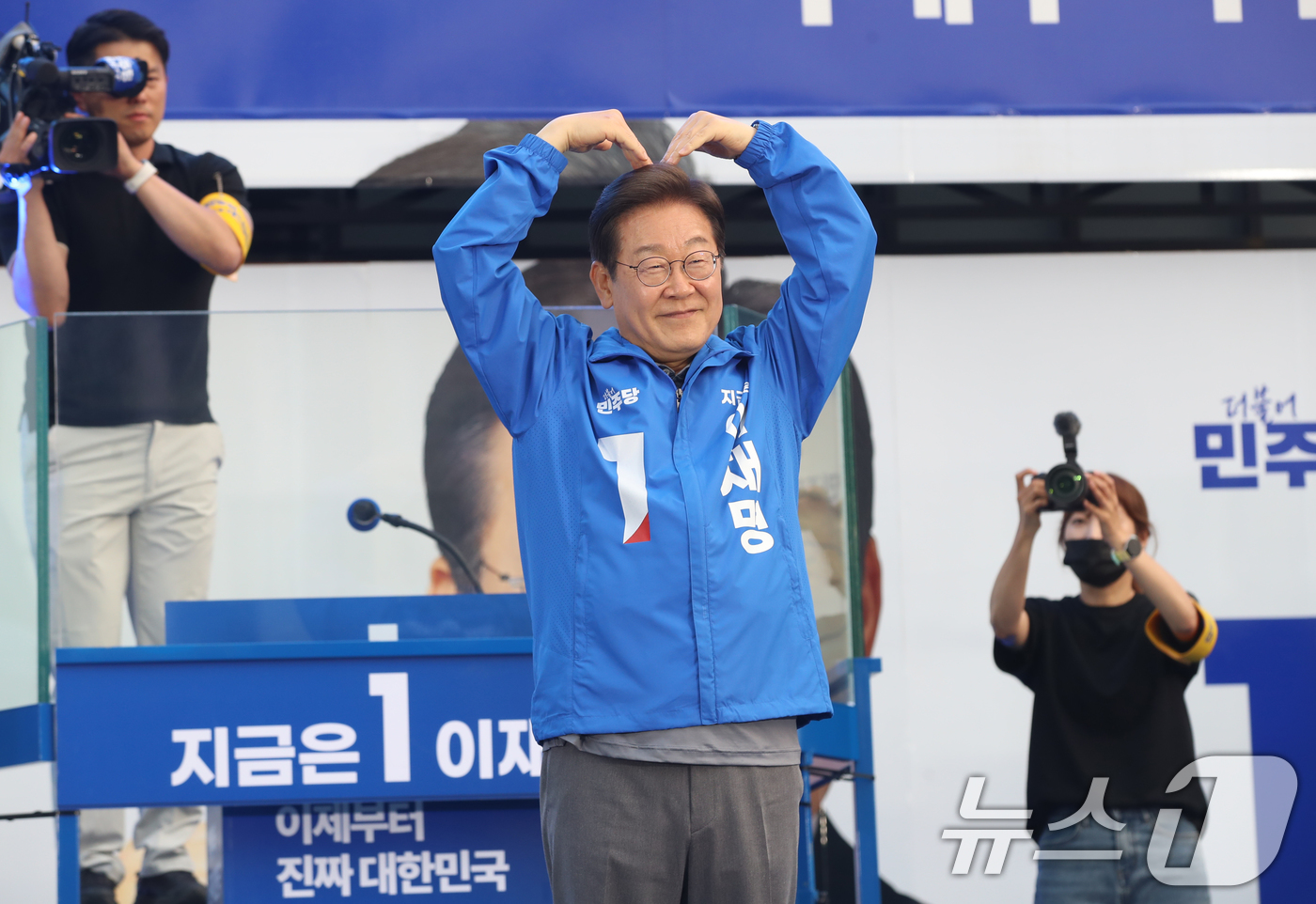 (부산=뉴스1) 윤일지 기자 = 이재명 더불어민주당 대통령 후보가 1일 오후 부산 동구 부산역 광장에서 열린 유세에서 시민들에게 지지를 호소하고 있다.  2025.6.1/뉴스1