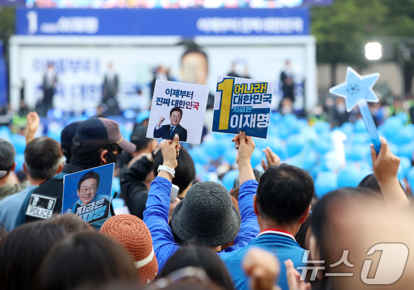 (부산=뉴스1) 윤일지 기자 = 이재명 더불어민주당 대통령 후보가 1일 오후 부산 동구 부산역 광장에서 열린 유세에서 지지를 호소하는 가운데 지지자들이 이 후보의 연설을 듣고 있다 …