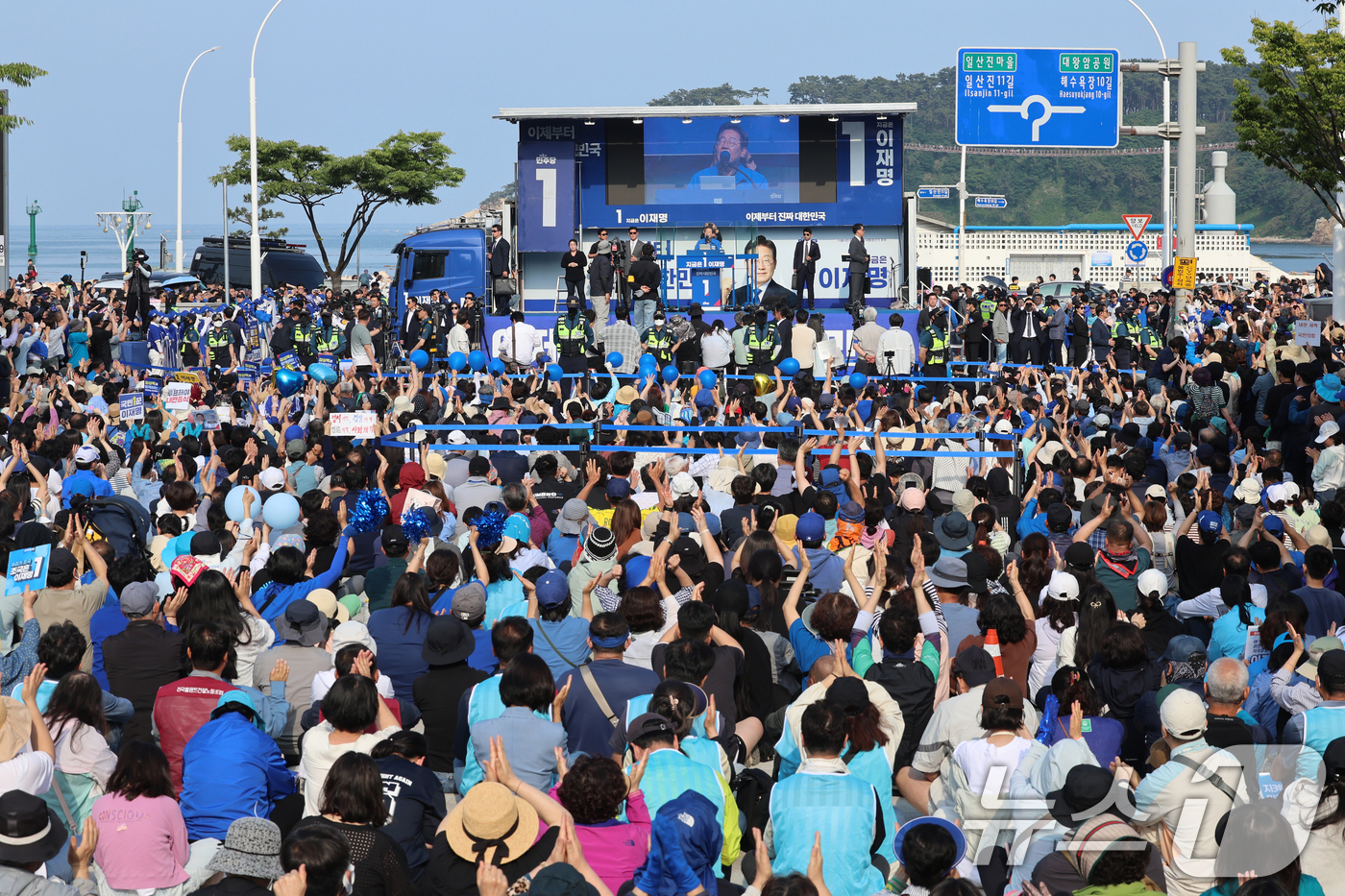 (울산=뉴스1) 이재명 기자 = 이재명 더불어민주당 대통령 후보가 1일 오후 울산 동구 일산해수욕장 로터리에서 열린 집중 유세에서 지지를 호소하고 있다. (공동취재) 2025.6. …