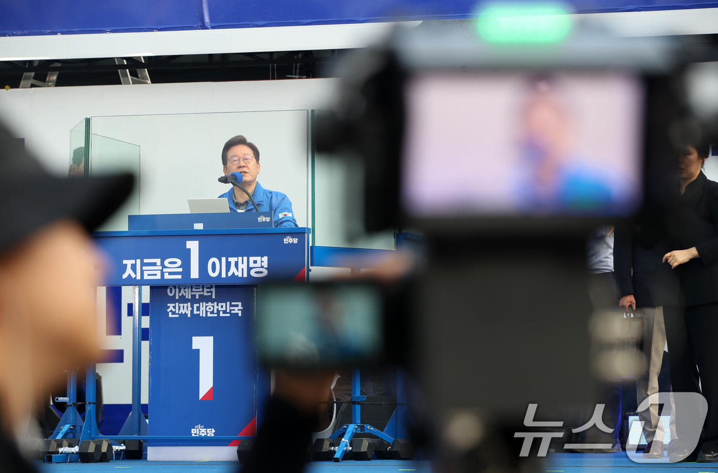 (부산=뉴스1) 윤일지 기자 = 이재명 더불어민주당 대통령 후보가 1일 오후 부산 동구 부산역 광장에서 열린 유세에서 시민들에게 지지를 호소하고 있다. 2025.6.1/뉴스1