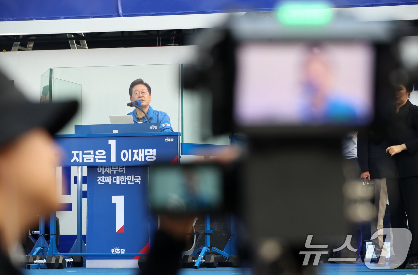 본문 이미지 - 이재명 대통령이 후보 시절이던 지난 1일 오후 부산 동구 부산역 광장에서 열린 유세에서 시민들에게 지지를 호소하고 있다. 2025.6.1/뉴스1 ⓒ News1 윤일지 기자