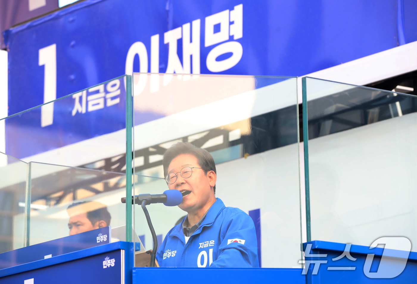 (부산=뉴스1) 윤일지 기자 = 이재명 더불어민주당 대통령 후보가 1일 오후 부산 동구 부산역 광장에서 열린 유세에서 시민들에게 지지를 호소하고 있다. 2025.6.1/뉴스1