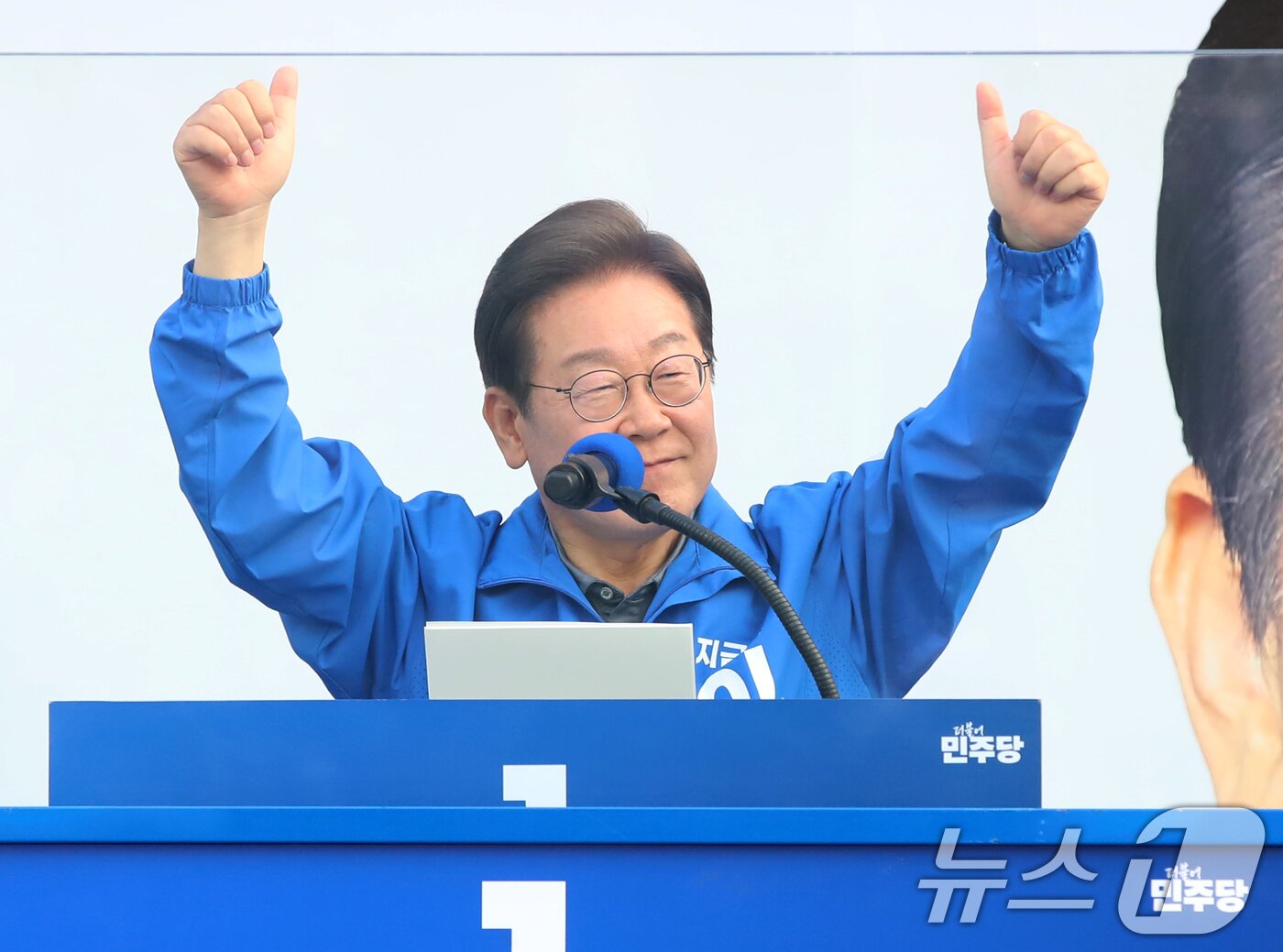 본문 이미지 - 이재명 더불어민주당 대통령 후보가 1일 오후 부산 동구 부산역 광장에서 열린 유세에서 시민들에게 지지를 호소하고 있다. 2025.6.1/뉴스1 ⓒ News1 윤일지 기자