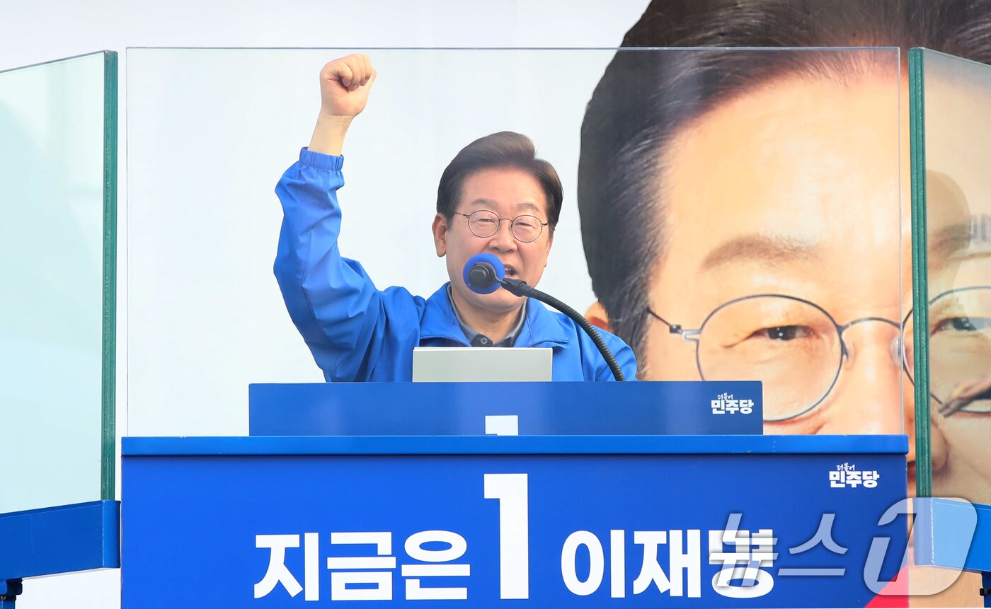 본문 이미지 - 이재명 더불어민주당 대통령 후보가 1일 오후 부산 동구 부산역 광장에서 열린 유세에서 시민들에게 지지를 호소하고 있다. 2025.6.1/뉴스1 ⓒ News1 윤일지 기자