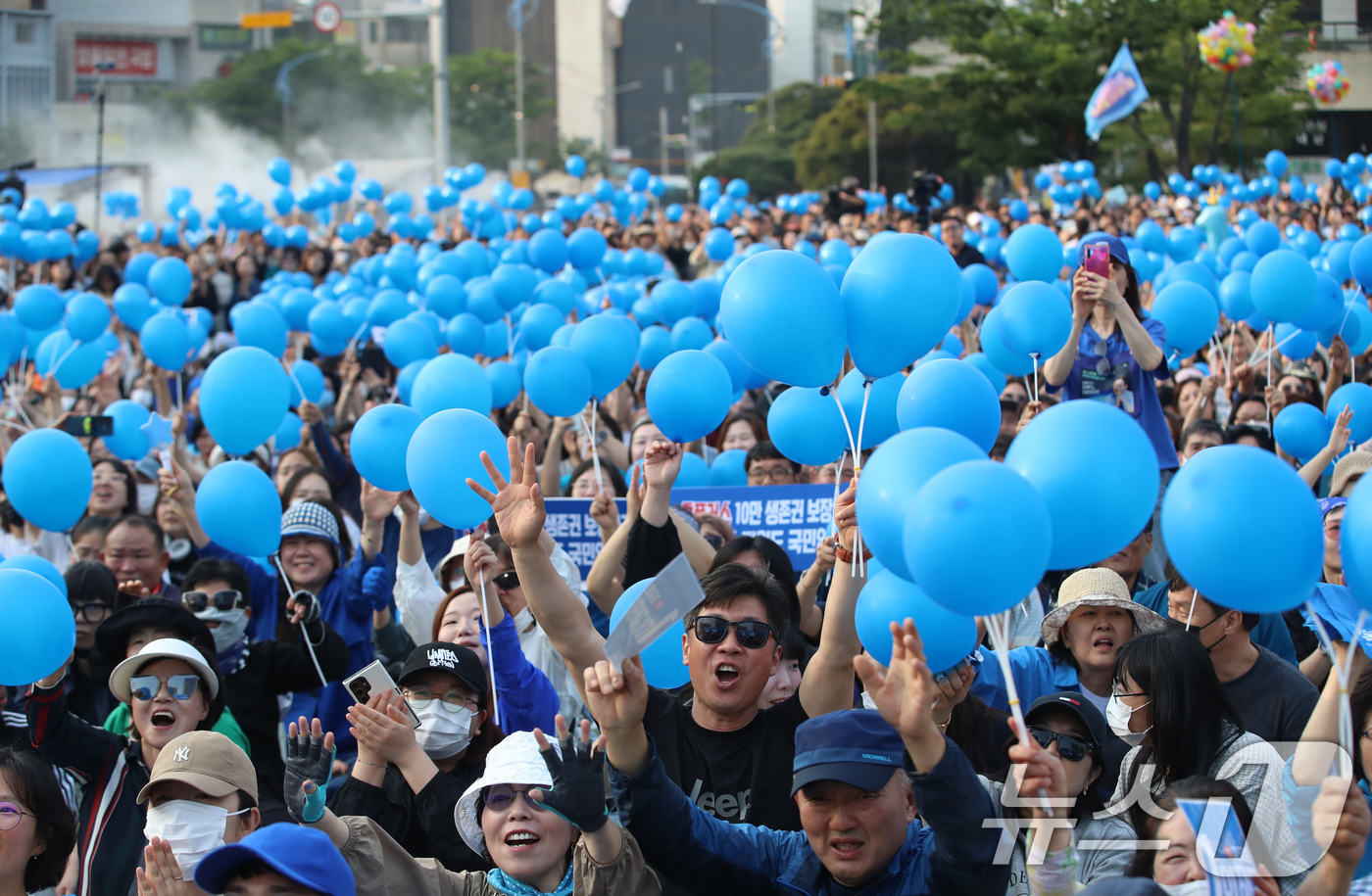 (부산=뉴스1) 윤일지 기자 = 이재명 더불어민주당 대통령 후보가 1일 오후 부산 동구 부산역 광장에서 열린 유세에서 지지를 호소하는 가운데 지지자들이 이 후보의 연설을 듣고 있다 …