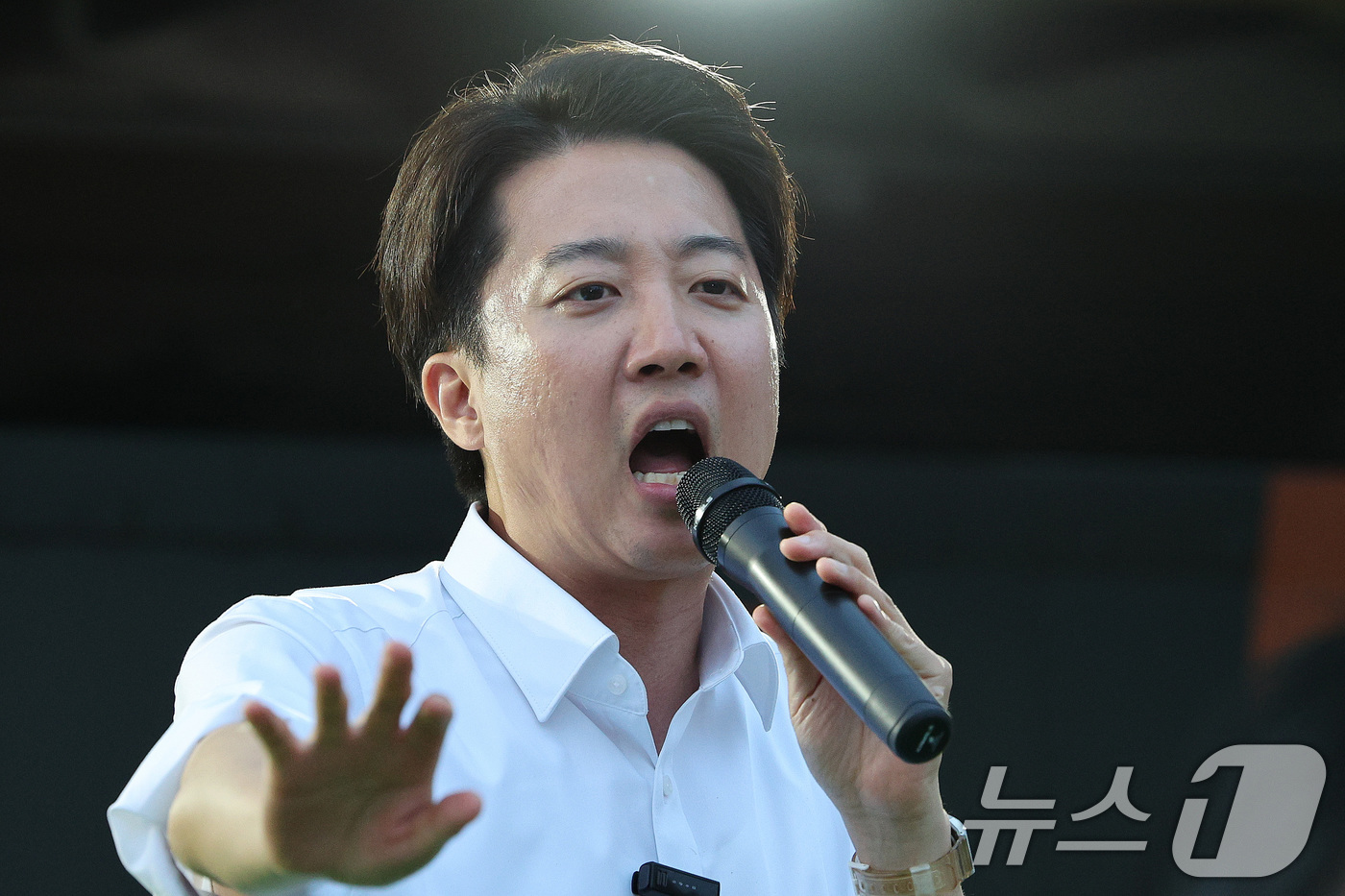 (서울=뉴스1) 신웅수 기자 = 이준석 개혁신당 대통령 후보가 1일 오후 서울역 광장에서 시민들에게 지지를 호소하고 있다. 2025.6.1/뉴스1