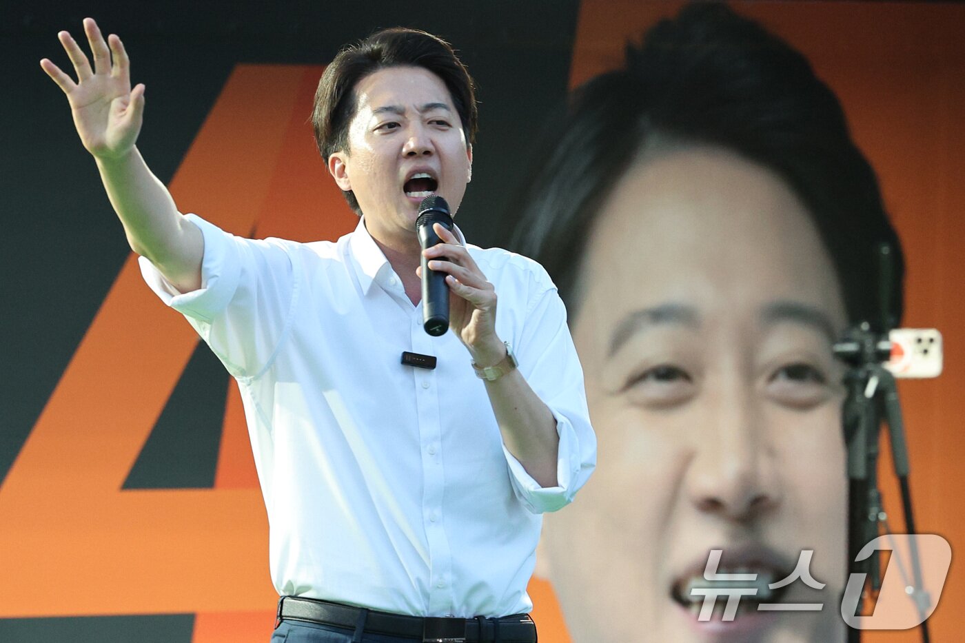 본문 이미지 - 이준석 개혁신당 대통령 후보가 1일 오후 서울역 광장에서 시민들에게 지지를 호소하고 있다. 2025.6.1/뉴스1 ⓒ News1 신웅수 기자