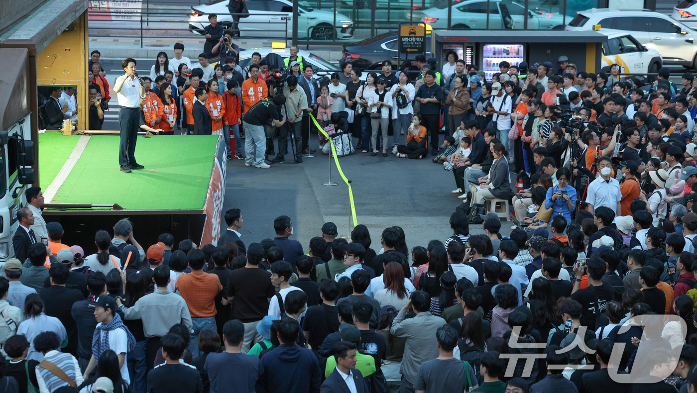 (서울=뉴스1) 신웅수 기자 = 이준석 개혁신당 대통령 후보가 1일 오후 서울역 광장에서 시민들에게 지지를 호소하고 있다. 2025.6.1/뉴스1