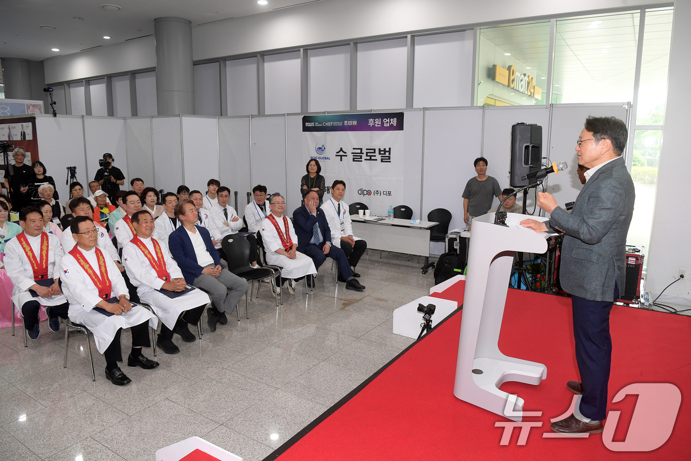 (광주=뉴스1) 박준배 기자 = 강기정 광주시장이 1일 오후 김대중컨벤션센터에서 열린 2025년 초밥왕 대회에 참석해 환영사를 하고 있다..(광주시 제공. 재판매 및 DB 금지) …