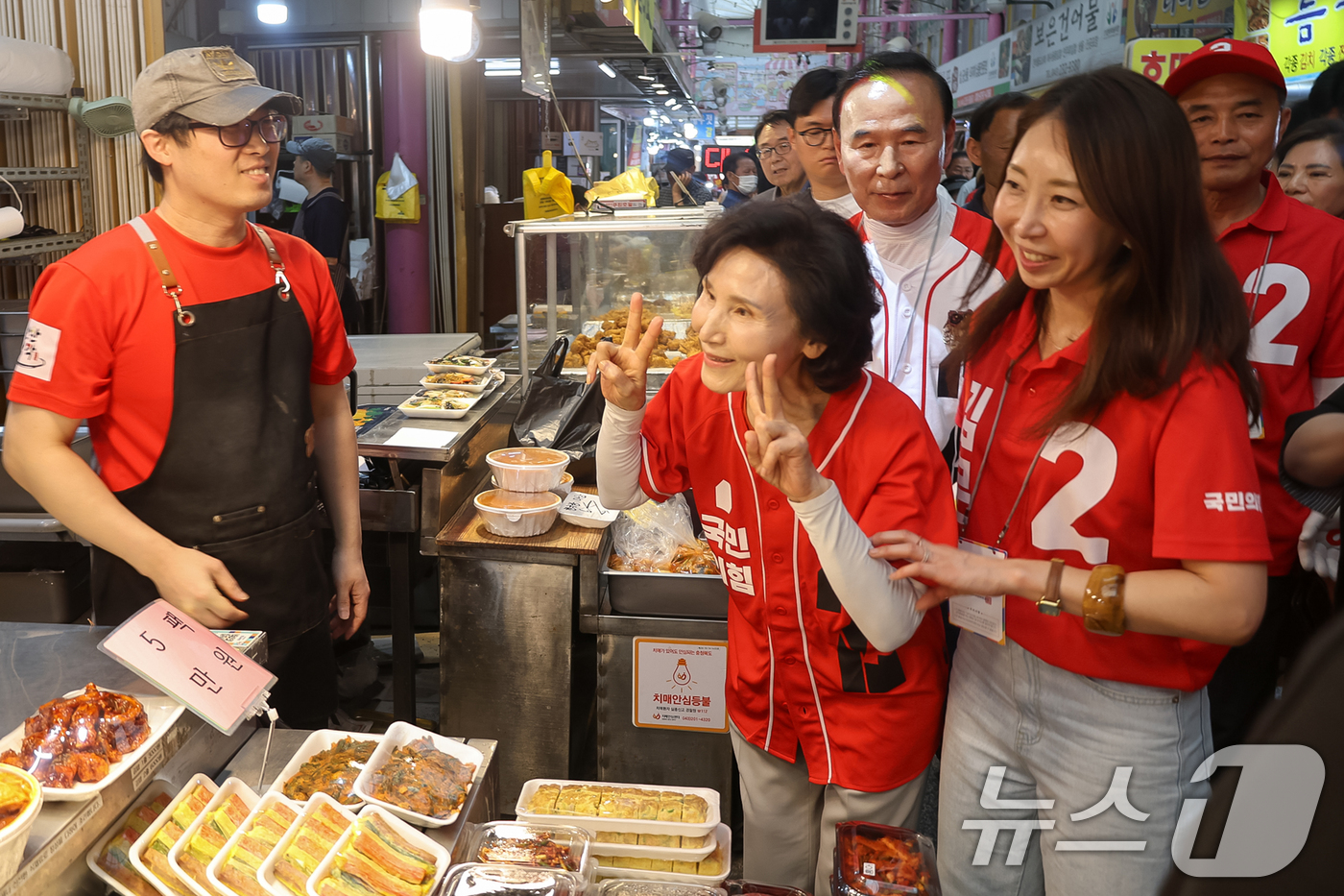 (서울=뉴스1) 민경석 기자 = 김문수 국민의힘 대통령 후보의 배우자 설난영 여사가 1일 충북 청주 가경터미널시장을 방문해 상인들에게 지지를 호소하고 있다.(국민의힘 제공. 재판매 …