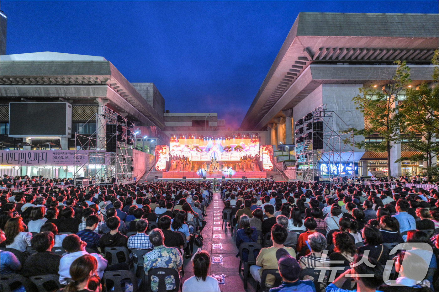 (서울=뉴스1) 민경석 기자 = 1일 서울 종로구 광화문광장 놀이마당 특설무대에서 오페라 '마술피리' 공연이 펼쳐지고 있다.(세종문화회관 제공. 재판매 및 DB 금지) 2025.6 …