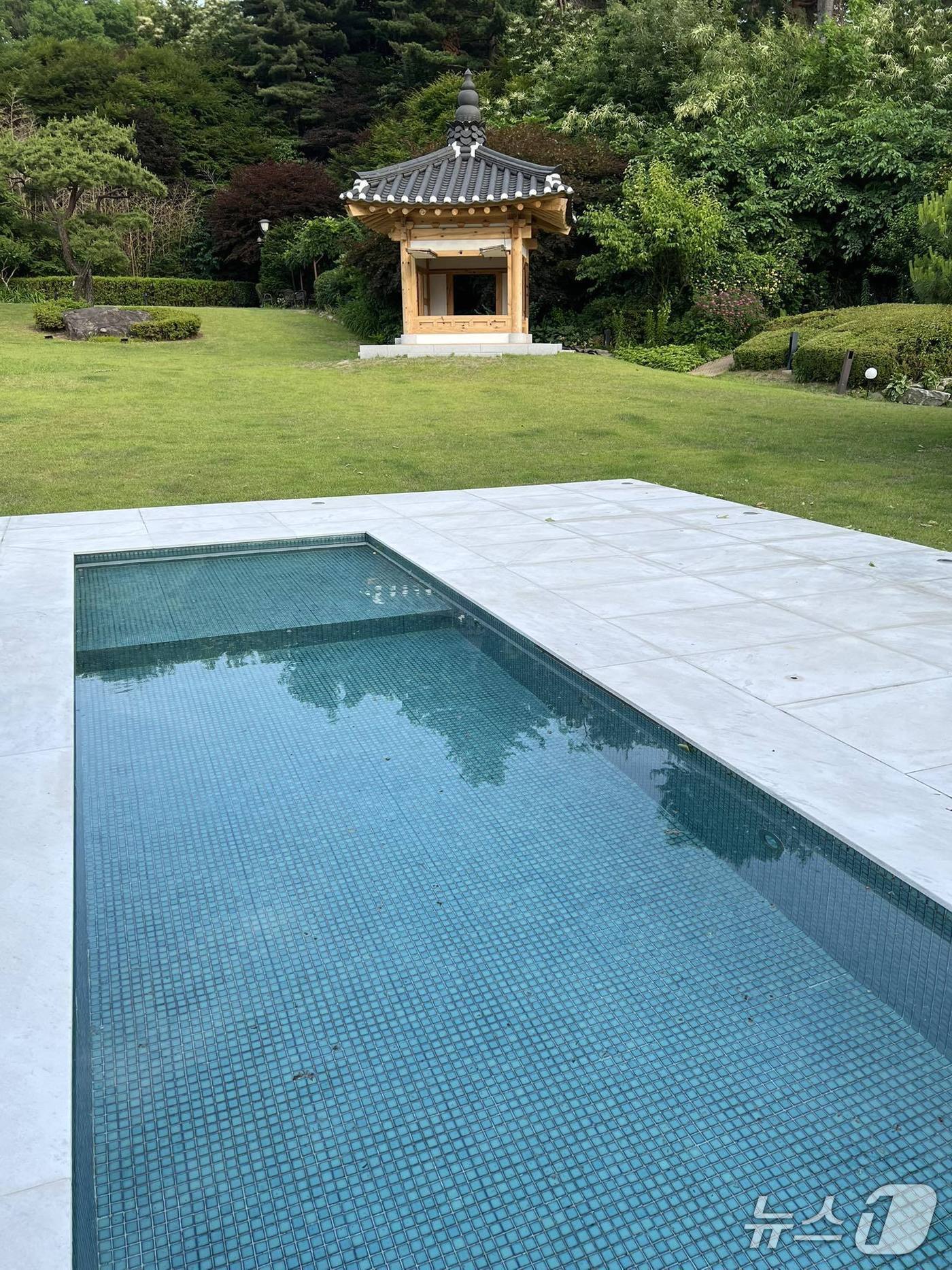 본문 이미지 -  한남동 대통령 관저에 있는 수영장. 깊이가 얕고 비교적 소규모여서 반려견을 위한 수영장이 아닌가라는 의혹이 일었다. &#40;더불어민주당 박홍근 의원 SNS 갈무리&#41; ⓒ 뉴스1