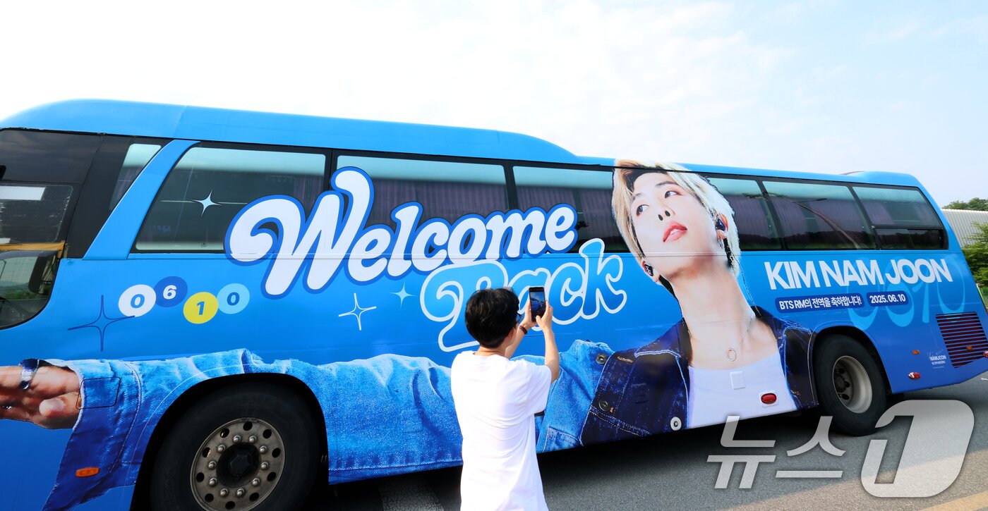 본문 이미지 - 방탄소년단&#40;BTS&#41;의 RM&#40;김남준, 30&#41;과 뷔&#40;김태형, 29&#41;가 제대하는 10일 오전 강원도 춘천시 신북읍 체육공원 축구장에 RM을 응원하는 래핑버스가 세워져 있다. ⓒ News1 권현진 기자