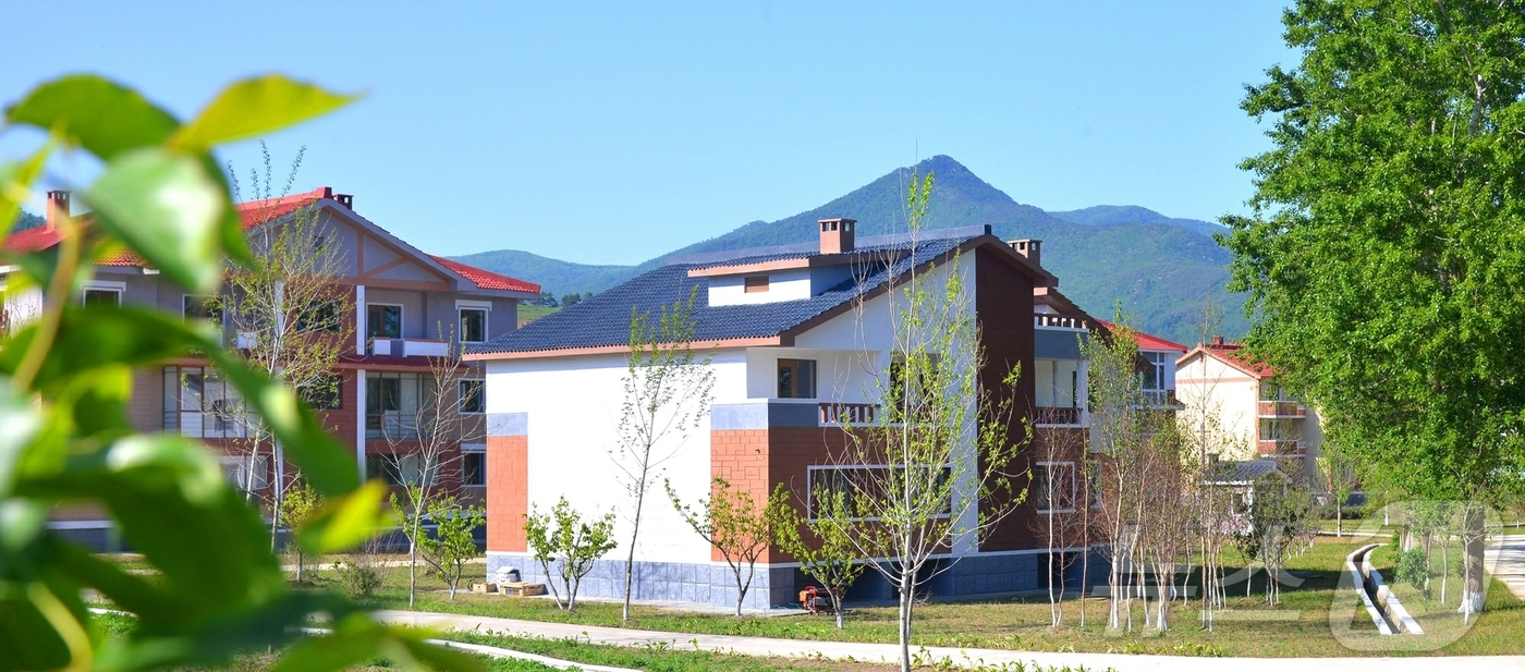 (평양 노동신문=뉴스1) = 북한 노동당 기관지 노동신문은 10일 "나선시 선봉구역 웅상동에 새 마을이 일떠섰다"고 보도했다. [국내에서만 사용가능. 재배포 금지. DB 금지. F …