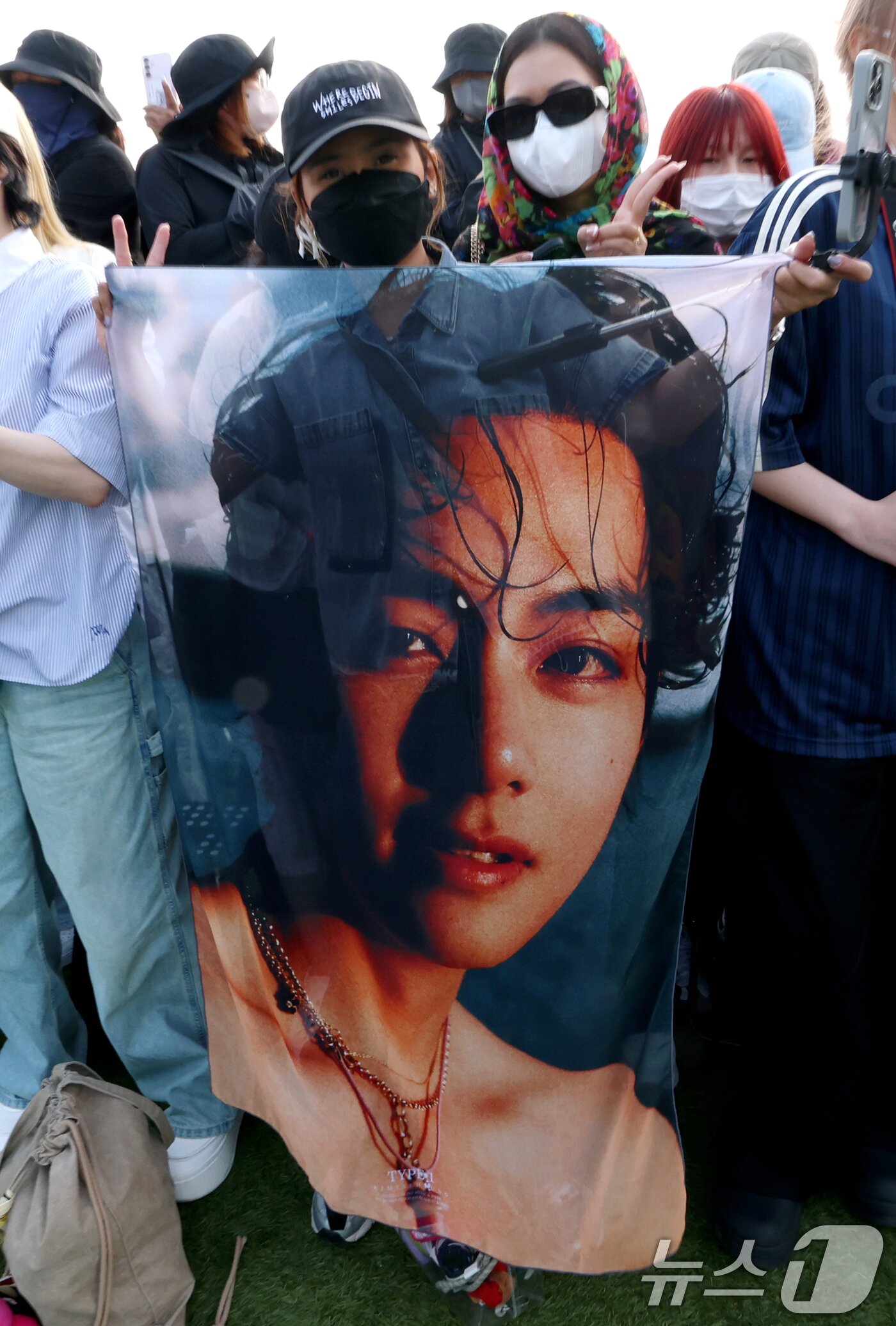 본문 이미지 - 방탄소년단&#40;BTS&#41;의 뷔&#40;김태형, 29&#41;가 제대하는 10일 오전 강원도 춘천시 신북읍 체육공원 축구장에 뷔의 팬들이 현수막을 들고 포즈를 취하고 있다. ⓒ News1 권현진 기자