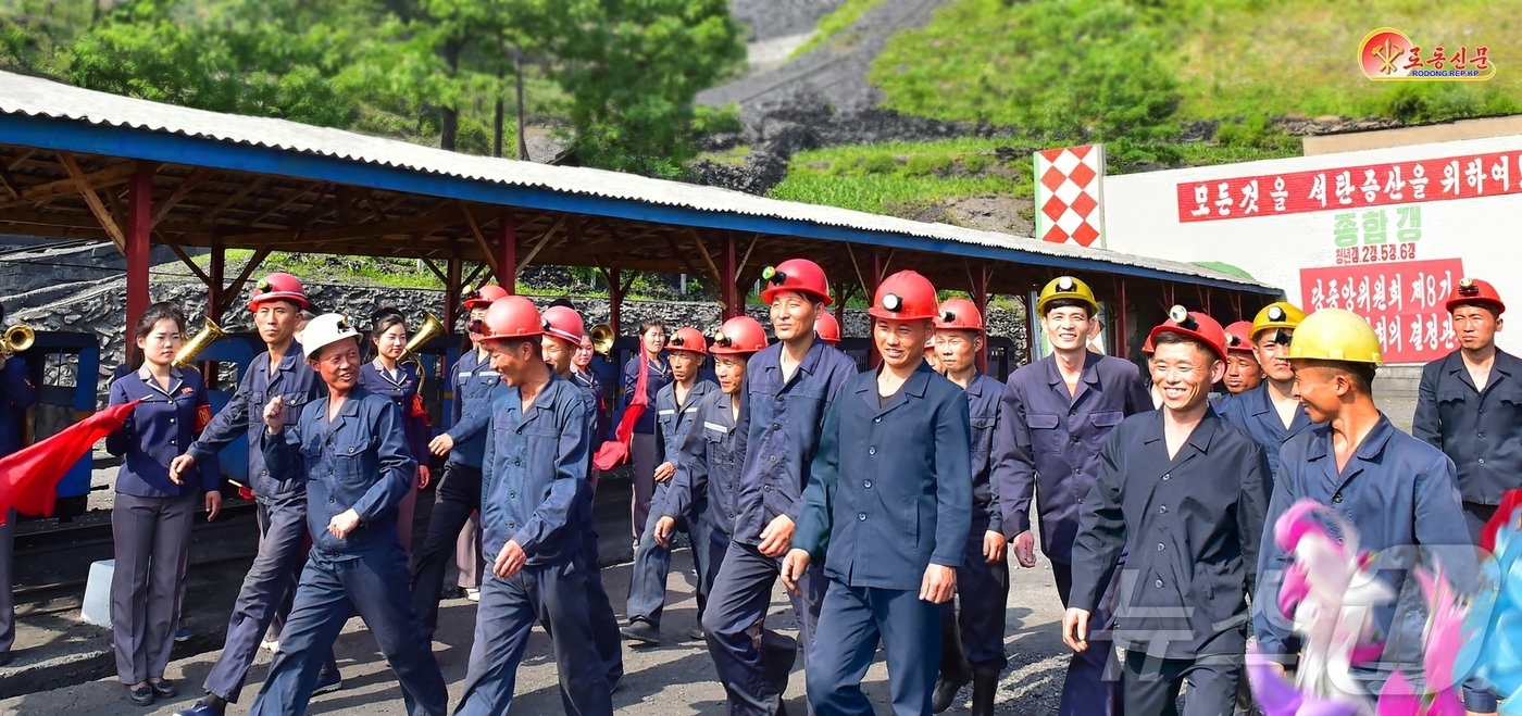 (평양 노동신문=뉴스1) = 북한 노동당 기관지 노동신문은 10일 탄광 노동자들을 조명하며 "척후전선의 앞장에 북창의 탄부들이 있다"고 보도했다. [국내에서만 사용가능. 재배포 금 …