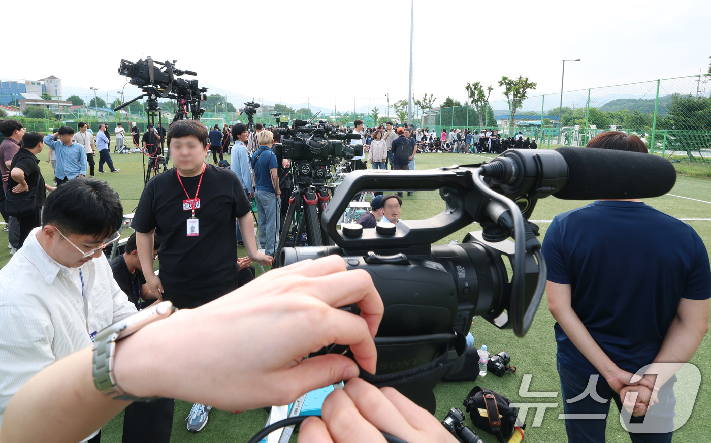 (춘천=뉴스1) 권현진 기자 = 방탄소년단(BTS)의 RM(김남준, 30)과 뷔(김태형, 29)가 제대하는 10일 오전 강원도 춘천시 신북읍 체육공원 축구장에 취재진들이 대기하고 …