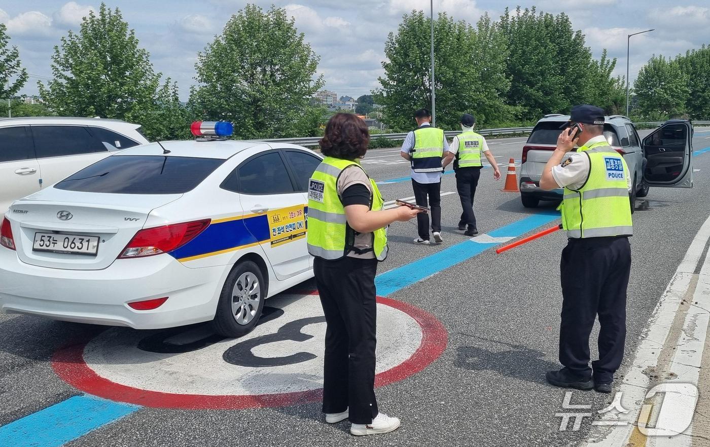 본문 이미지 - 한국도로공사 충북본부가 고속도로 통행료 미납 차량을 합동 단속하고 있다.(한국도로공사 충북본부 제공. 재판매 및 DB금지)/뉴스1