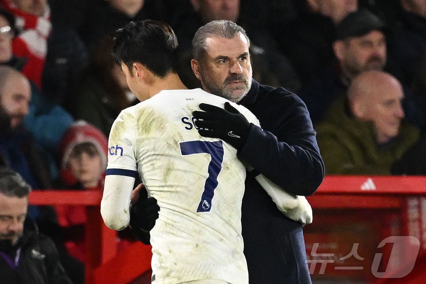 본문 이미지 - 포스테코글루 감독과 손흥민 ⓒ AFP=뉴스1