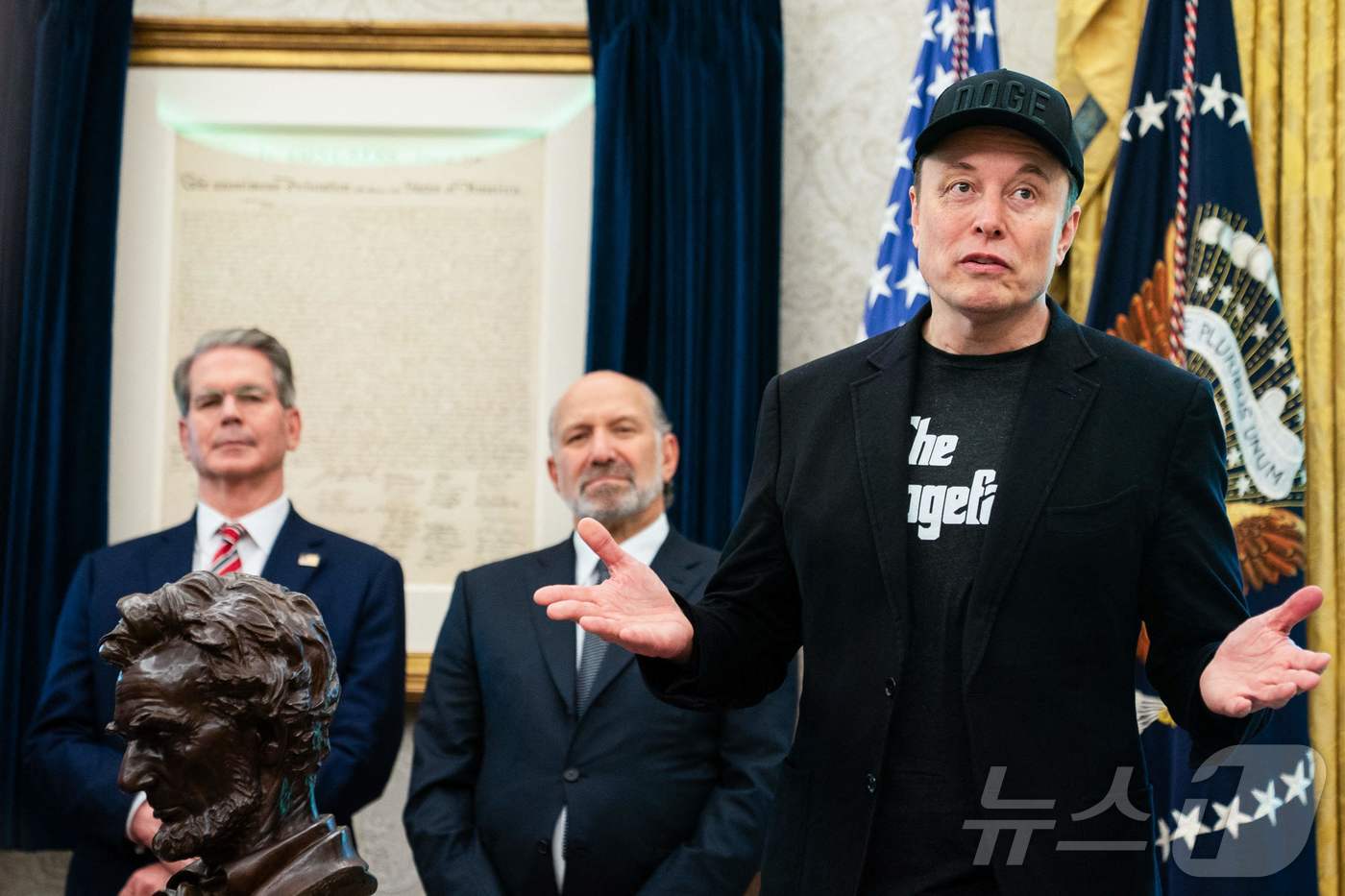 (워싱턴DC AFP=뉴스1) 류정민 특파원 = 지난달 30일(현지시간) 일론 머스크 테슬라 최고경영자(CEO)가 정부효율부(DOGE) 수장에서 물러나면서 스콧 베선 재무부 장관(왼 …