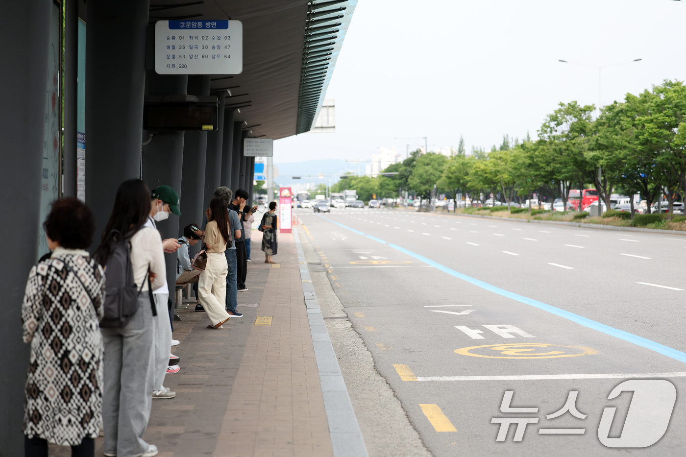 (광주=뉴스1) 이승현 기자 = 광주 시내버스 노조가 파업을 재개한 지 이틀째인 10일 광주 서구 광천종합버스터미널 정류장에서 시민들이 버스를 기다리고 있다. 2025.6.10/뉴 …
