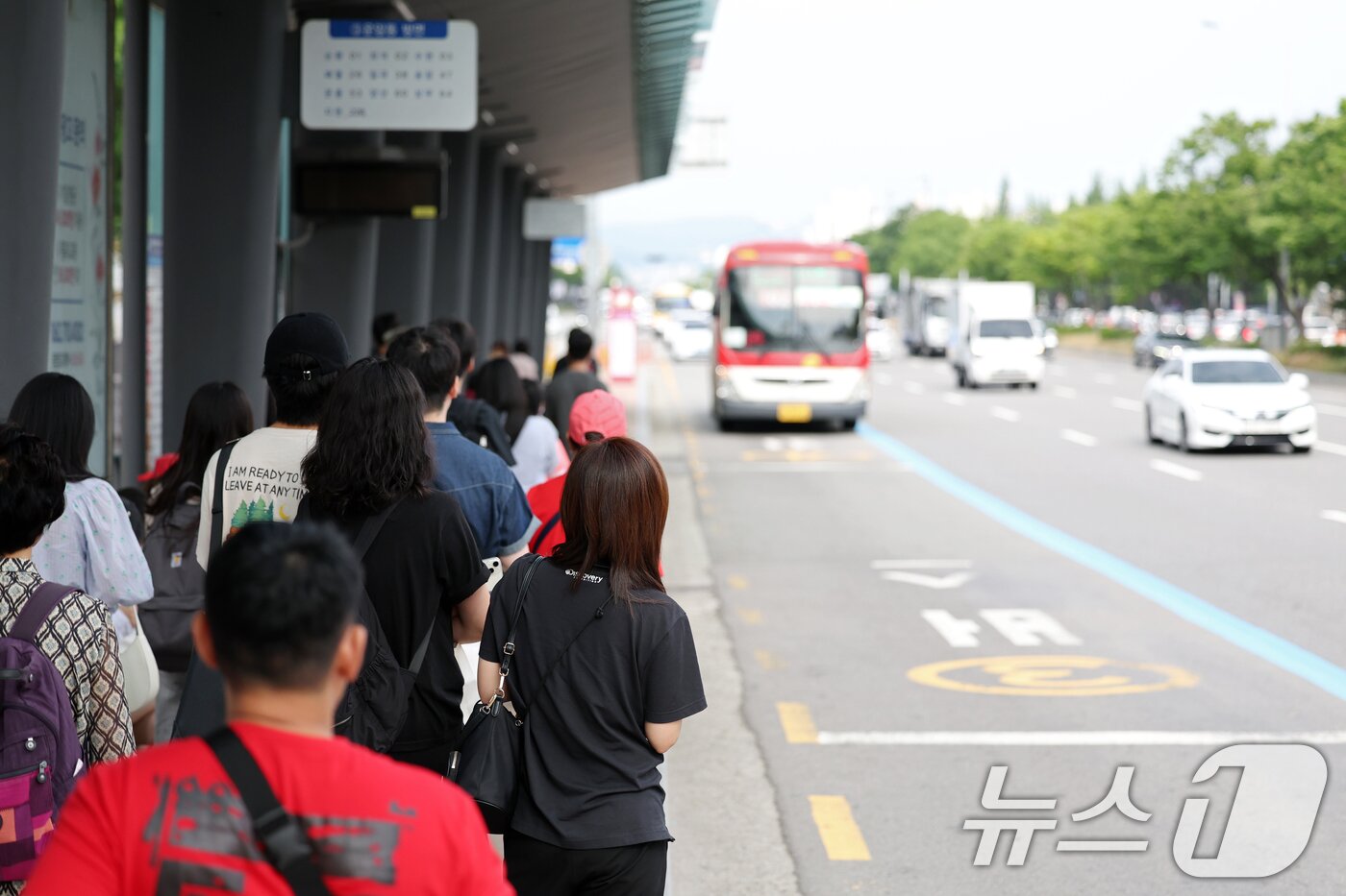 본문 이미지 - 광주 시내버스 노조가 파업을 재개한 지 이틀째인 10일 광주 서구 광천종합버스터미널 정류장에서 시민들이 버스를 기다리고 있다. 2025.6.10/뉴스1 ⓒ News1 이승현 기자