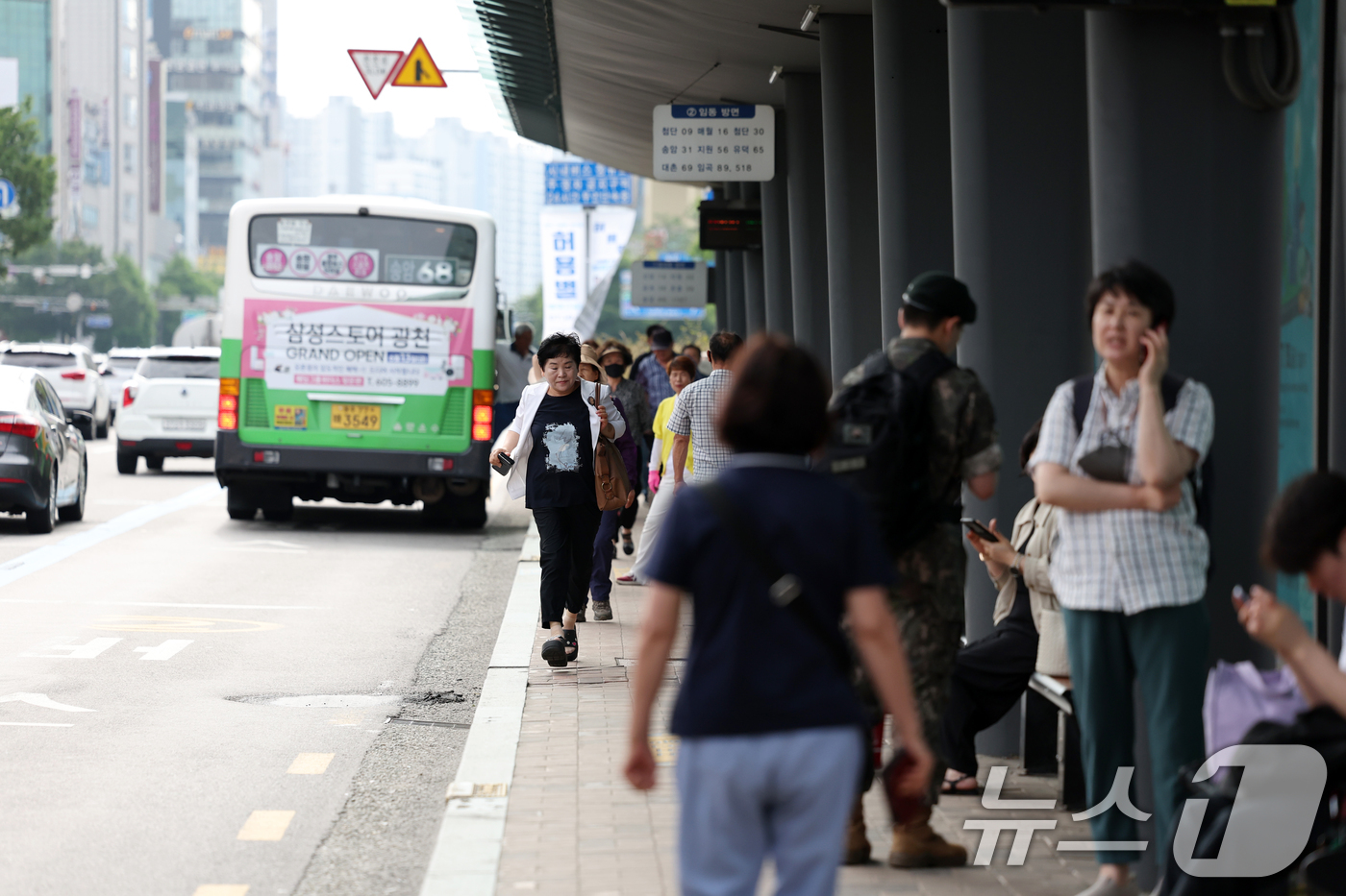 (광주=뉴스1) 이승현 기자 = 광주 시내버스 노조가 파업을 재개한 지 이틀째인 10일 광주 서구 광천종합버스터미널 정류장에서 시민들이 버스를 기다리고 있다. 2025.6.10/뉴 …