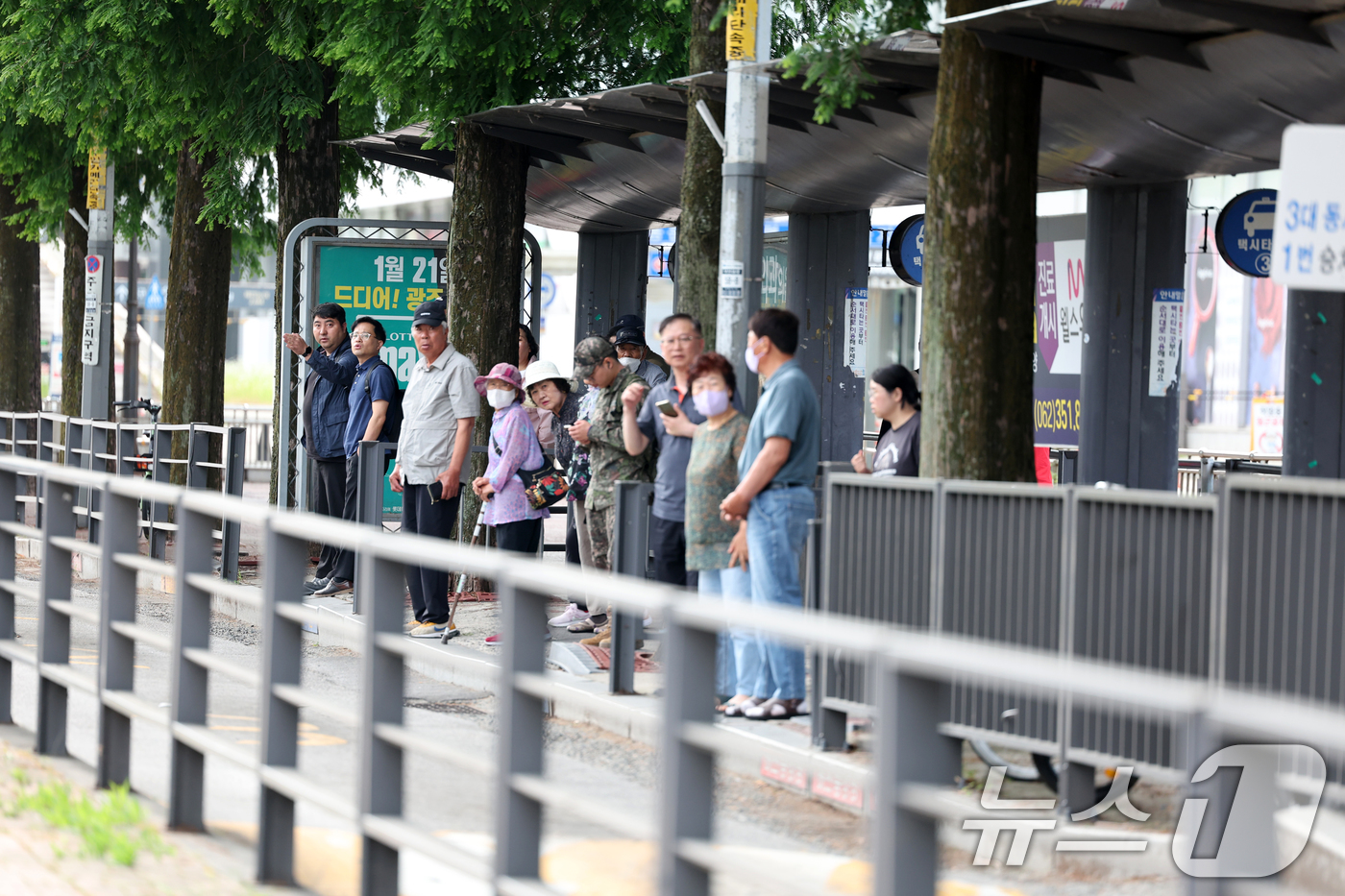 (광주=뉴스1) 이승현 기자 = 광주 시내버스 노조가 파업을 재개한 지 이틀째인 10일 광주 서구 광천종합버스터미널 택시승강장에서 시민들이 택시를 기다리고 있다. 2025.6.10 …