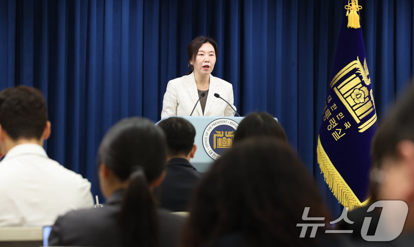 본문 이미지 - 강유정 대통령실 대변인이 10일 서울 용산구 대통령실 청사에서 국민추천제 관련 브리핑을 하고 있다. 강 대변인은 브리핑을 통해 국민들로부터 일주일간 장차관 등 인사추천을 받는다고 밝혔다. 2025.6.10/뉴스1 ⓒ News1 허경 기자
