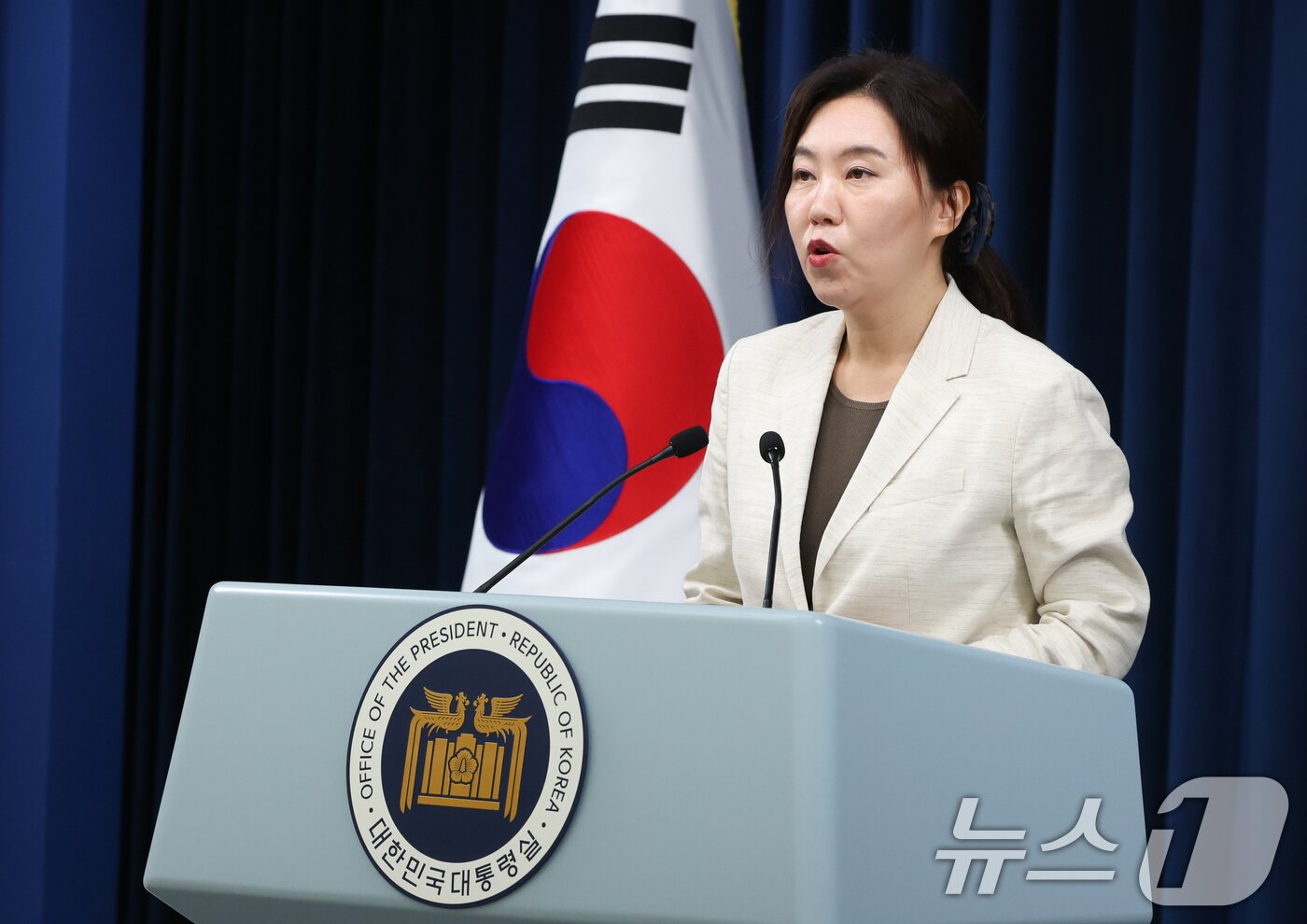 본문 이미지 - 강유정 대통령실 대변인이 10일 서울 용산구 대통령실 청사에서 국민추천제 관련 브리핑을 하고 있다. 강 대변인은 브리핑을 통해 국민들로부터 일주일간 장·차관 등 인사추천을 받는다고 밝혔다. 2025.6.10/뉴스1 ⓒ News1 허경 기자
