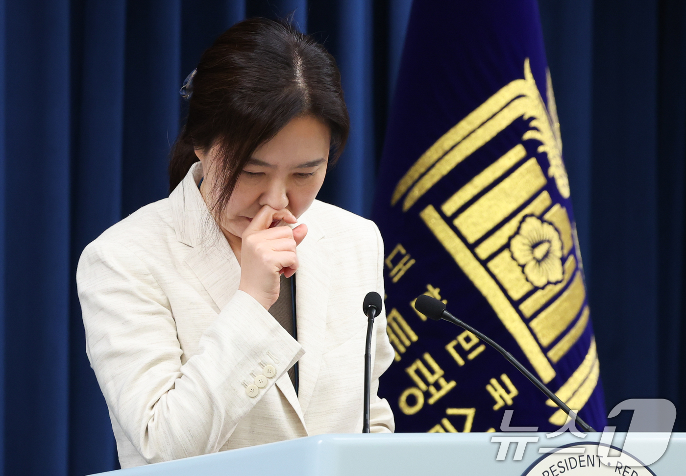 (서울=뉴스1) 허경 기자 = 강유정 대통령실 대변인이 10일 서울 용산구 대통령실 청사에서 국민추천제 관련 브리핑을 하기 앞서 생각에 잠겨 있다. 강 대변인은 브리핑을 통해 국민 …