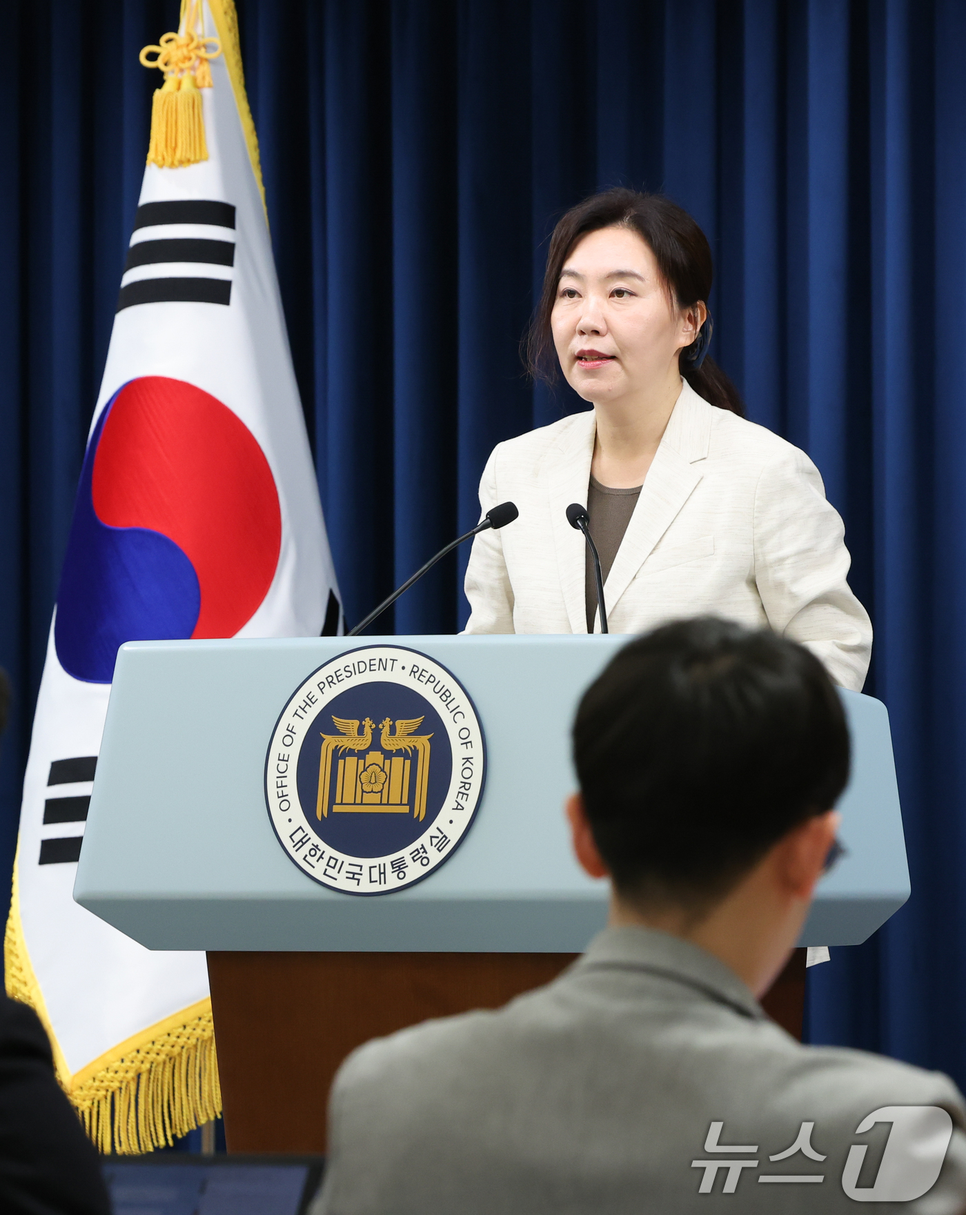 (서울=뉴스1) 허경 기자 = 강유정 대통령실 대변인이 10일 서울 용산구 대통령실 청사에서 국민추천제 관련 브리핑을 하고 있다. 강 대변인은 브리핑을 통해 국민들로부터 일주일간 …