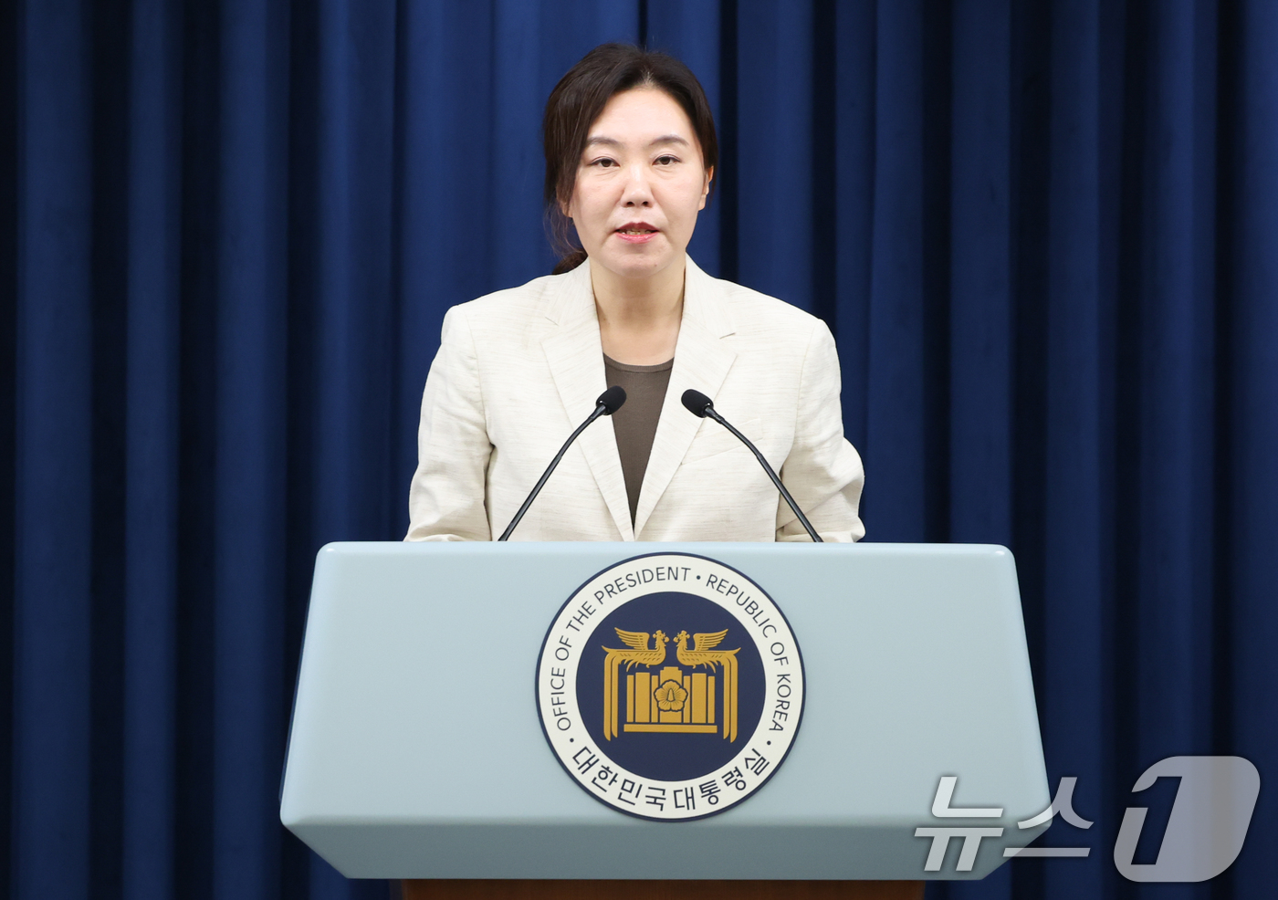 (서울=뉴스1) 허경 기자 = 강유정 대통령실 대변인이 10일 서울 용산구 대통령실 청사에서 국민추천제 관련 브리핑을 하고 있다. 강 대변인은 브리핑을 통해 국민들로부터 일주일간 …