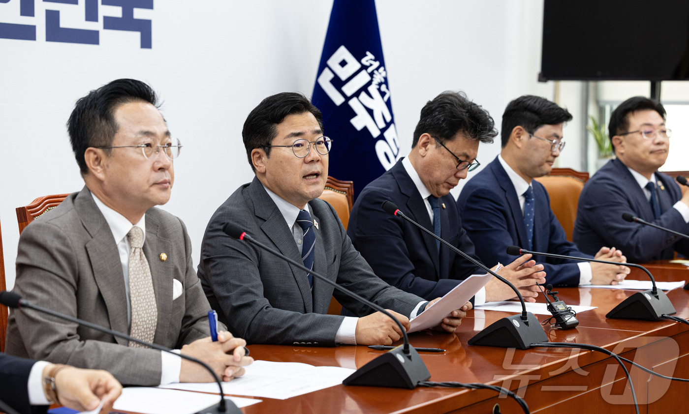 (서울=뉴스1) 이재명 기자 = 박찬대 더불어민주당 대표 직무대행 겸 원내대표가 10일 오전 서울 여의도 국회에서 열린 원내대책회의에서 발언을 하고 있다. 2025.6.10/뉴스1 …