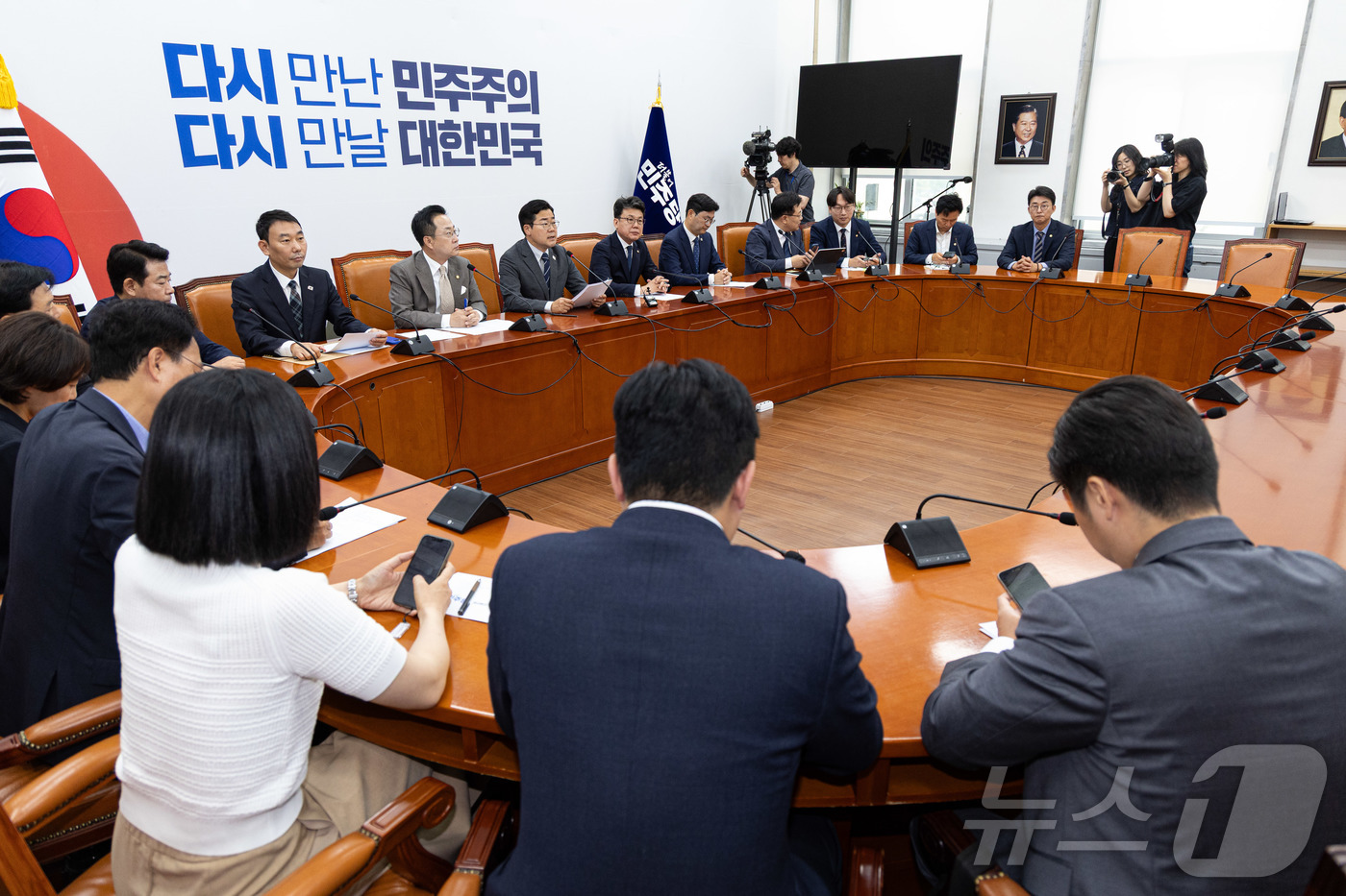 (서울=뉴스1) 이재명 기자 = 박찬대 더불어민주당 대표 직무대행 겸 원내대표가 10일 오전 서울 여의도 국회에서 열린 원내대책회의에서 발언을 하고 있다. 2025.6.10/뉴스1 …