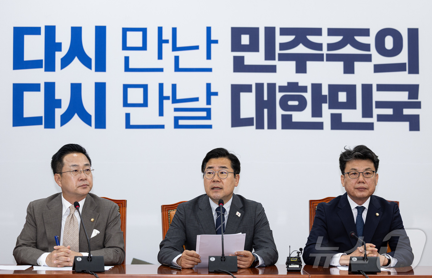 (서울=뉴스1) 이재명 기자 = 박찬대 더불어민주당 대표 직무대행 겸 원내대표가 10일 오전 서울 여의도 국회에서 열린 원내대책회의에서 발언을 하고 있다. 2025.6.10/뉴스1 …