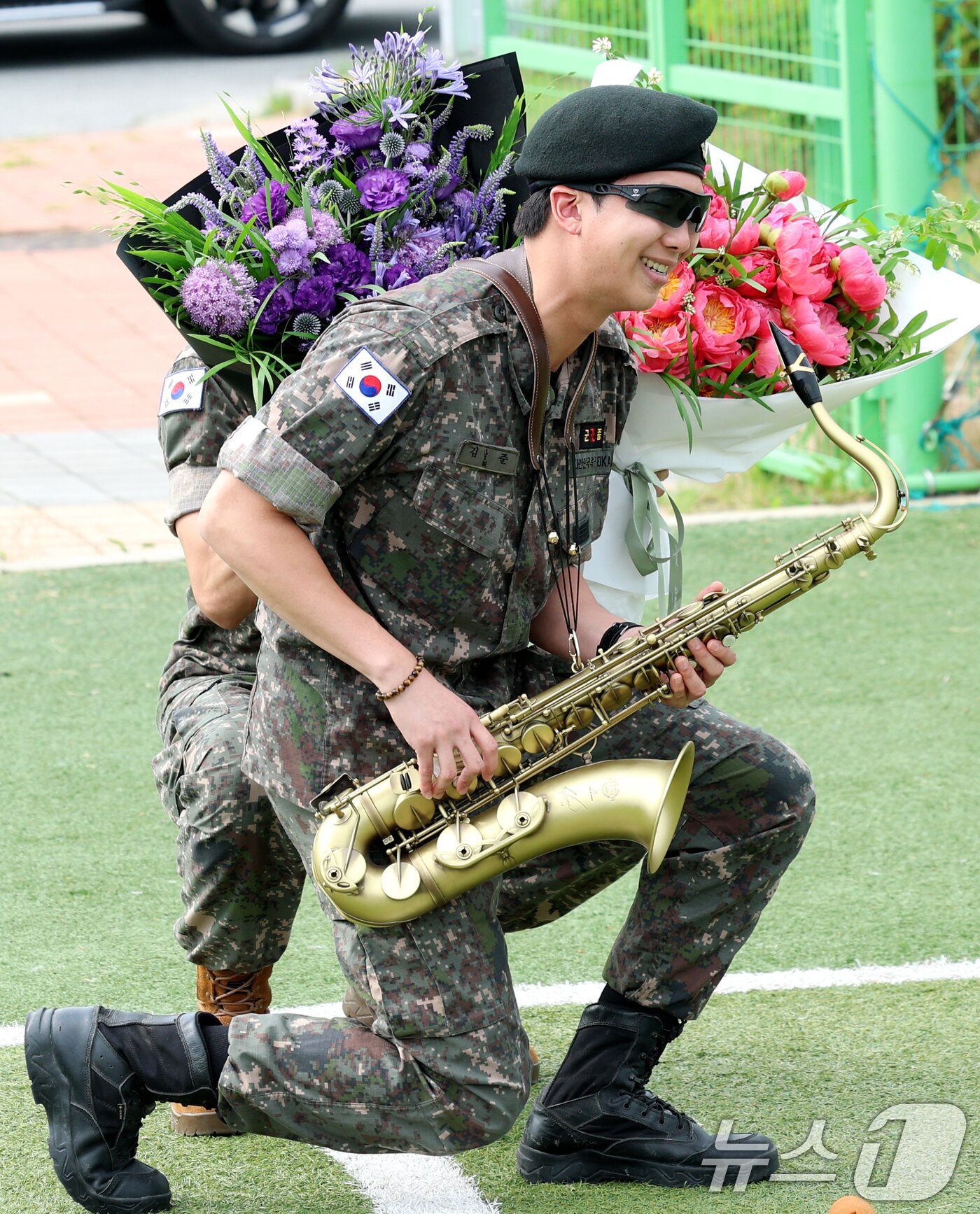 본문 이미지 - 방탄소년단&#40;BTS&#41;의 RM이 10일 오전 강원도 춘천시 신북읍 체육공원 축구장에서 전역 신고를 마친 뒤 섹소폰 연주를 하고 있다. ⓒ News1 권현진 기자